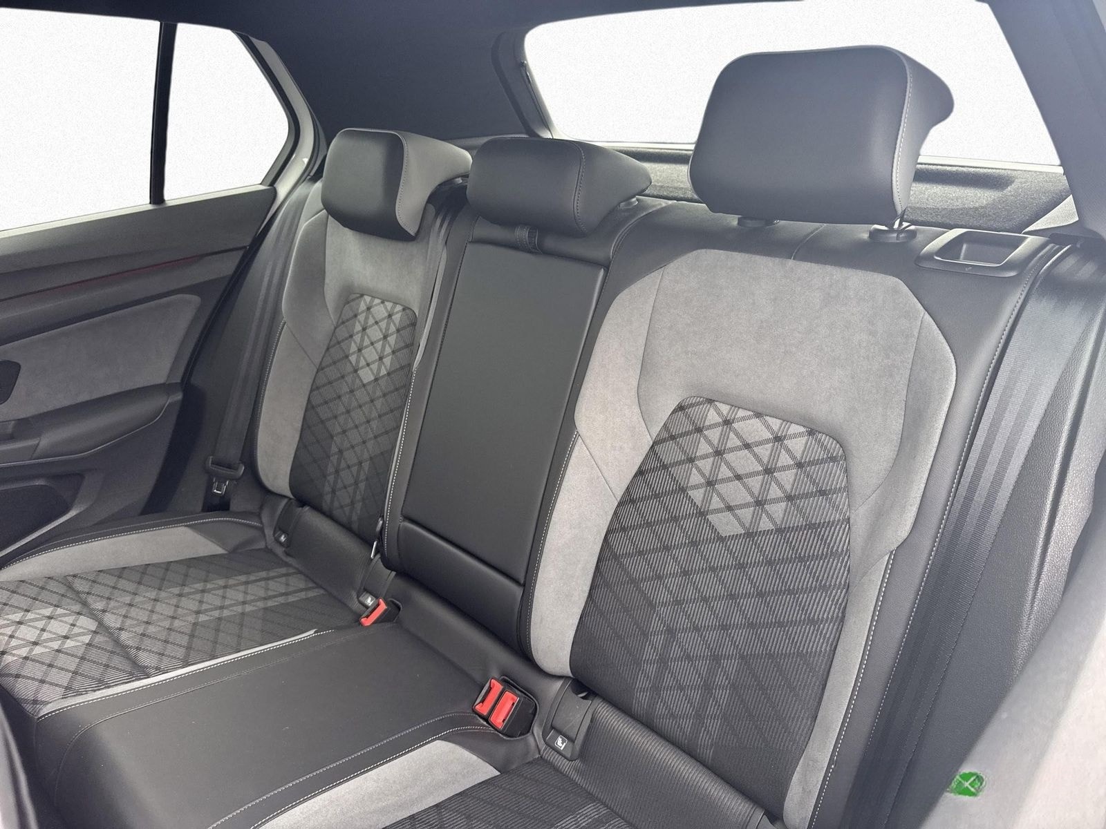 Volkswagen Golf VIII R-Line 1.5 TSI NAVI ACC LED HARMAN KAR foto 12