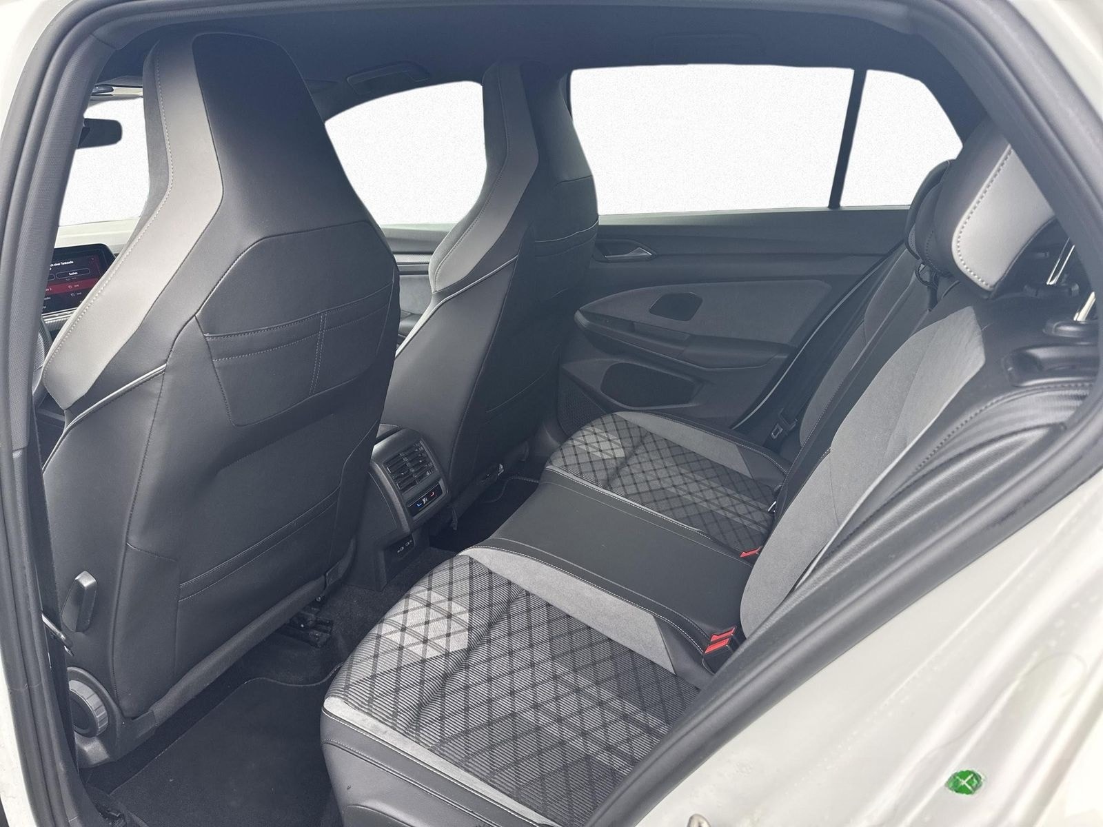 Volkswagen Golf VIII R-Line 1.5 TSI NAVI ACC LED HARMAN KAR foto 13