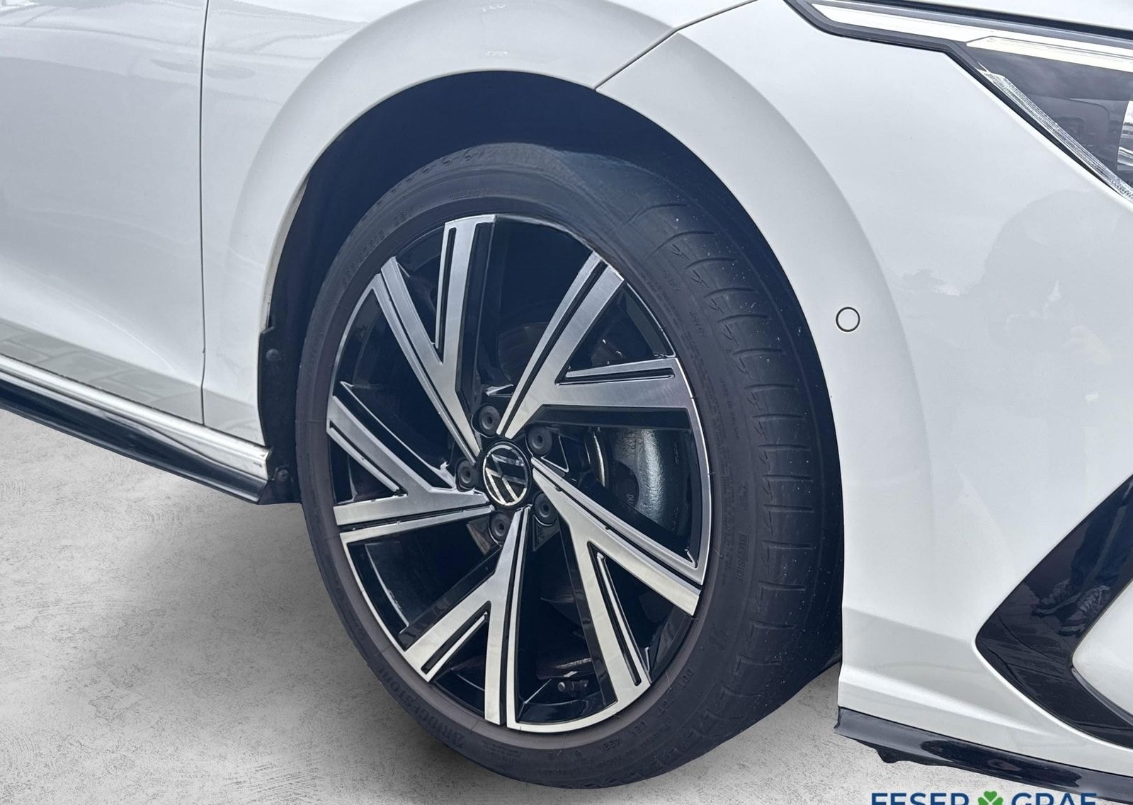 Volkswagen Golf VIII R-Line 1.5 TSI NAVI ACC LED HARMAN KAR foto 4