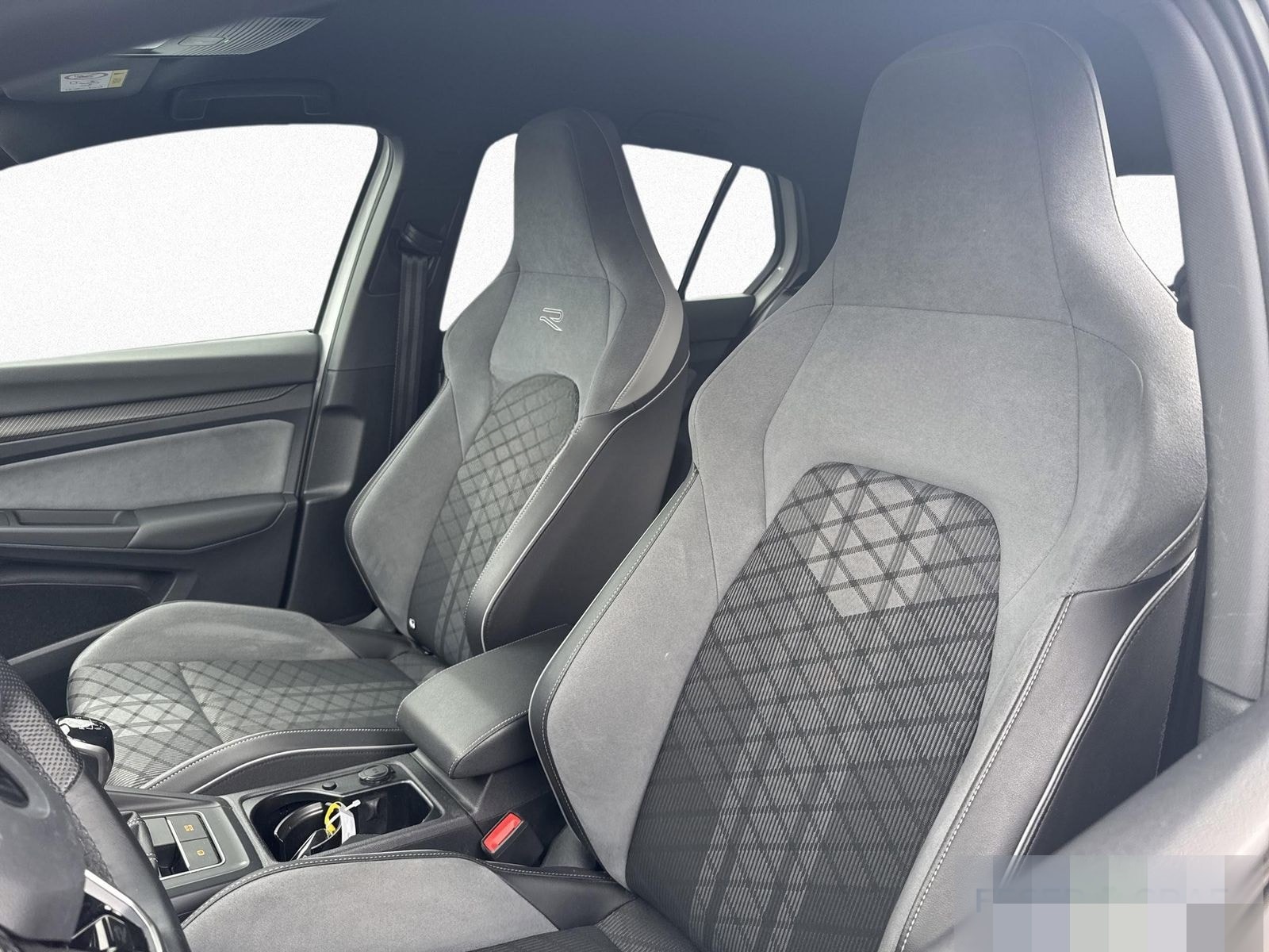 Volkswagen Golf VIII R-Line 1.5 TSI NAVI ACC LED HARMAN KAR foto 10