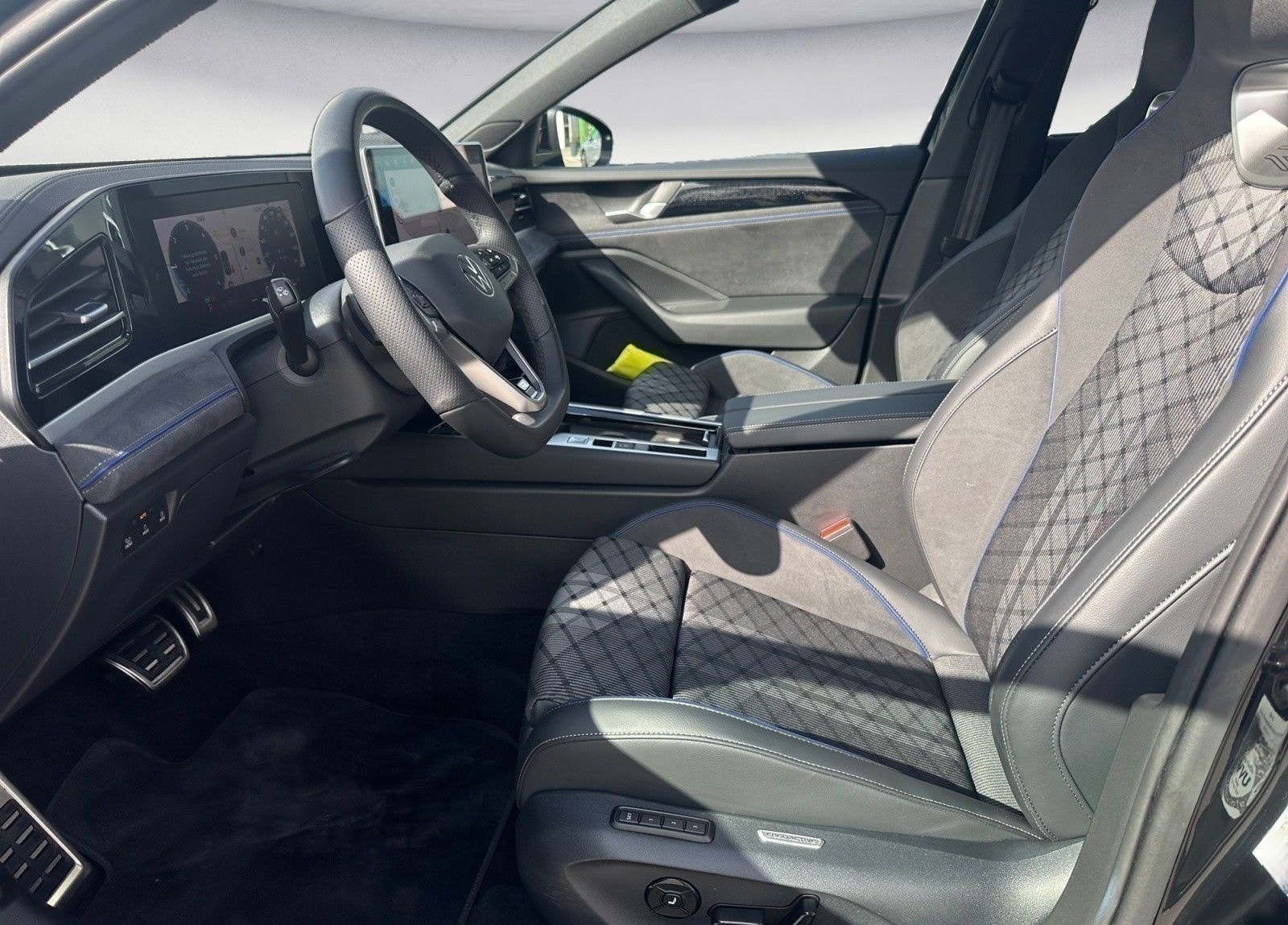 Volkswagen Passat Variant 2.0 TDI DSG R-Line AHK AreaView foto 8