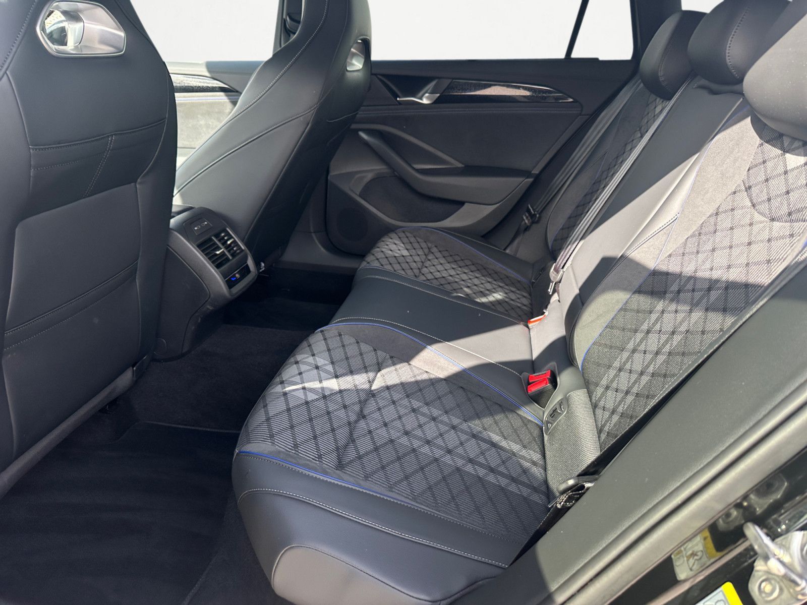 Volkswagen Passat Variant 2.0 TDI DSG R-Line AHK AreaView foto 9