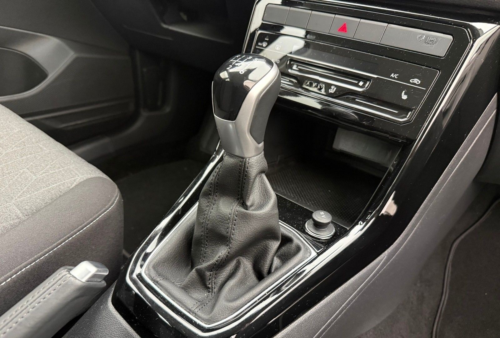 Volkswagen T-Cross 1.0 TSI Life  116PS 6-Gang IQ.Drive EA8 foto 4