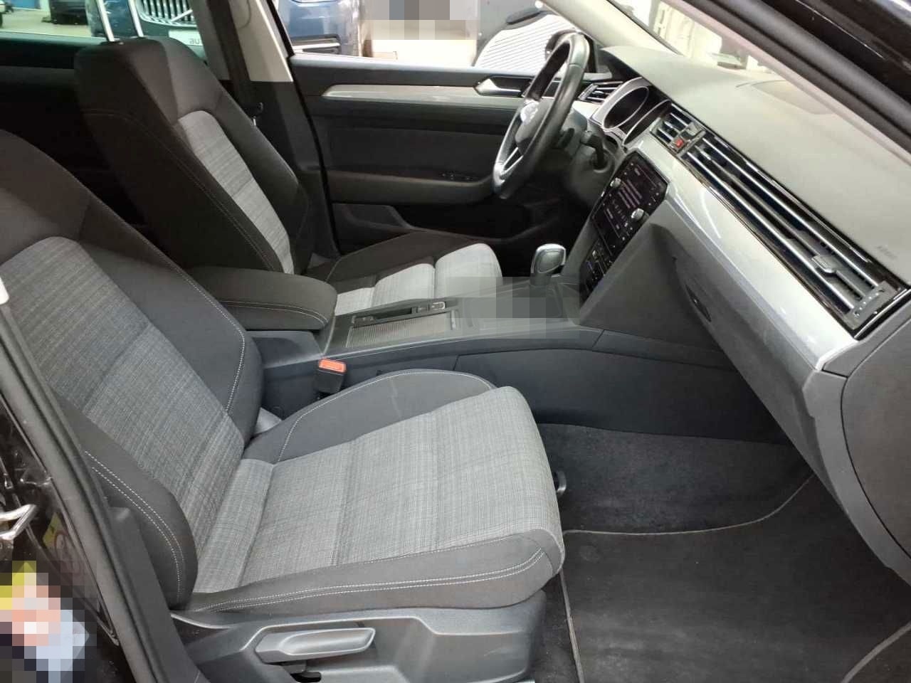 Volkswagen Passat Variant 2.0 TDI Aut. AHK LED NAV foto 12