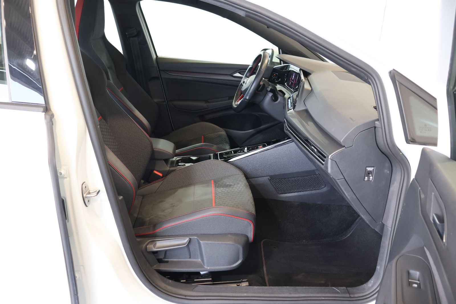 Volkswagen Golf VIII GTI Clubsport 2.0 TSI AID+ACC+LED+18" foto 14