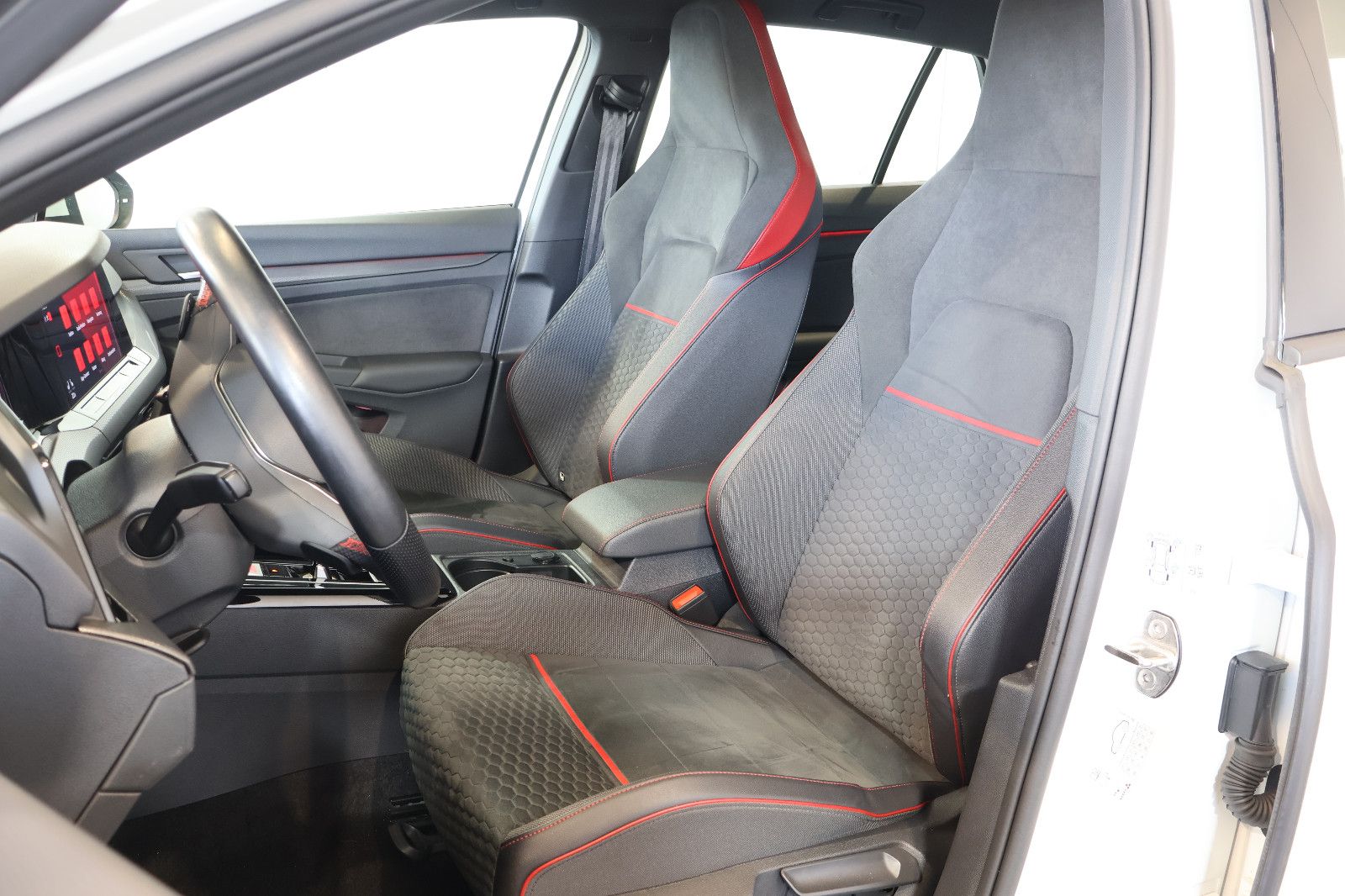 Volkswagen Golf VIII GTI Clubsport 2.0 TSI AID+ACC+LED+18" foto 10