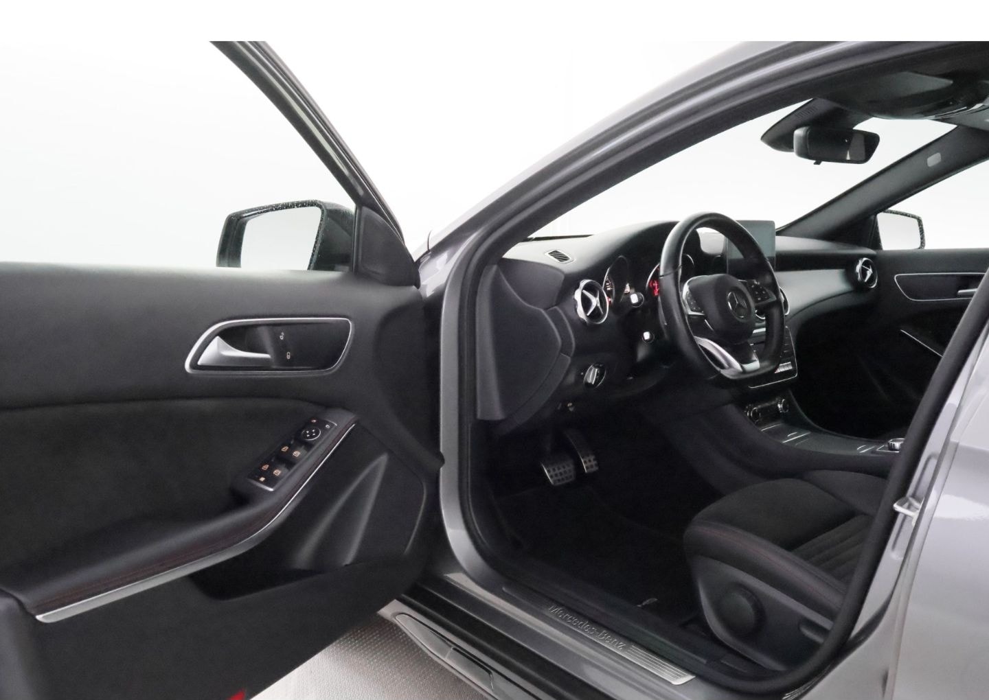 Mercedes-Benz GLA 200 7G-DCT AMG Line+LED+PANO+KAMERA+TEMPO foto 17