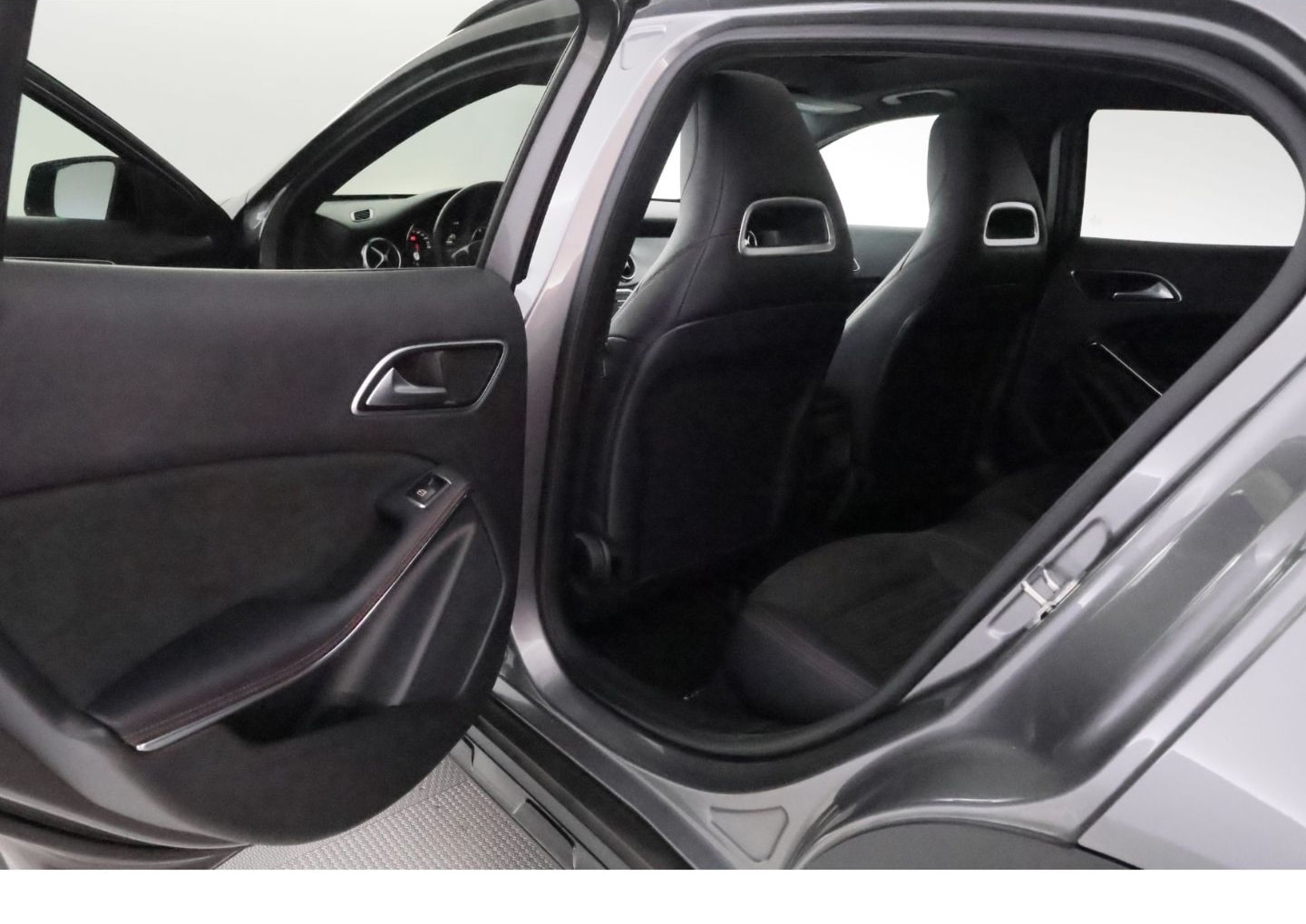 Mercedes-Benz GLA 200 7G-DCT AMG Line+LED+PANO+KAMERA+TEMPO foto 21