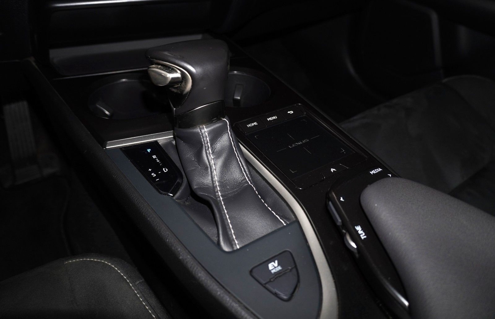 Lexus UX 250h Navi LED Kamera Lenkradhzg. foto 25