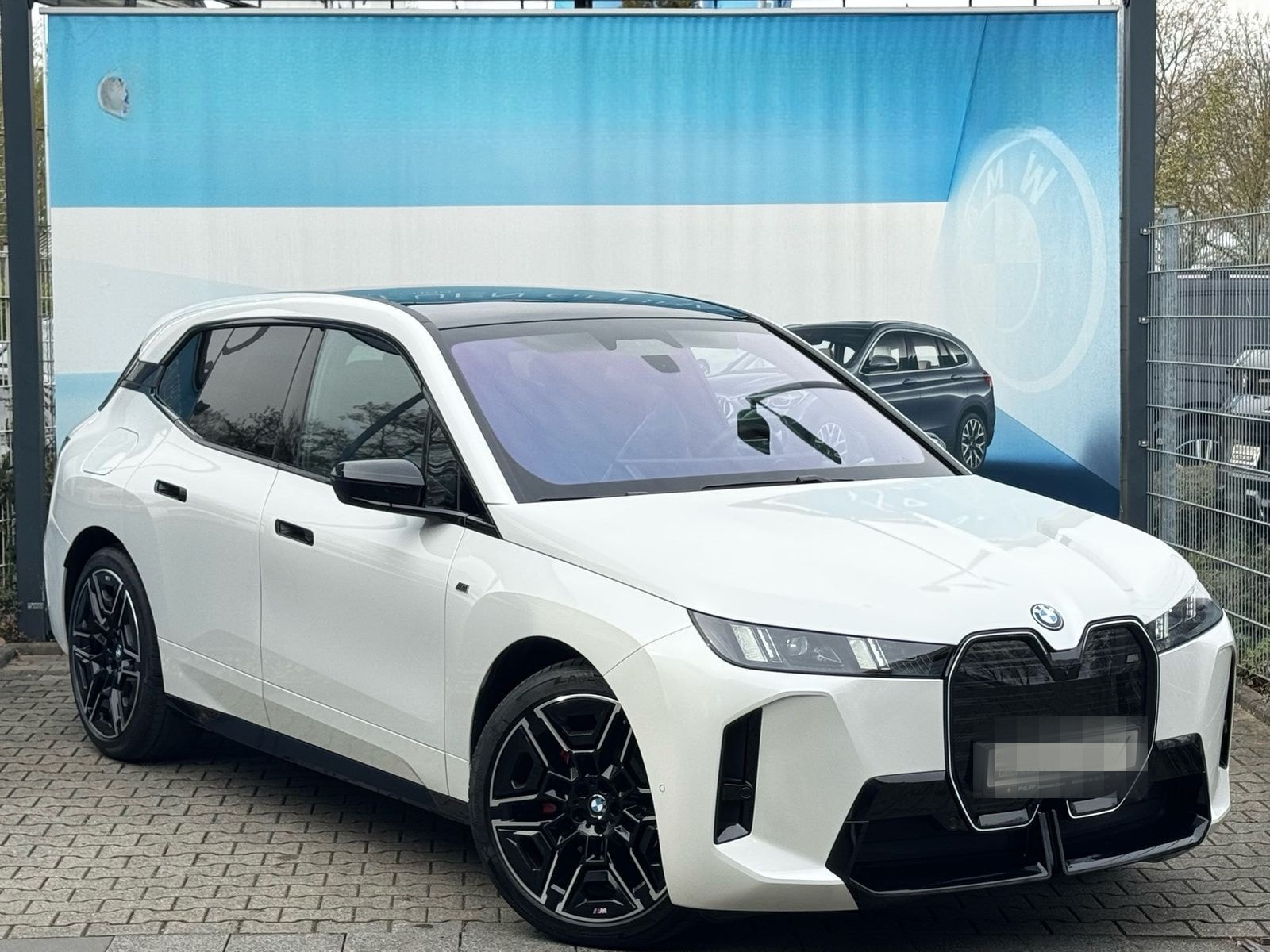 BMW iX M70 xDrive M Sport Pro B&W Pano AHK Autobahna foto 22