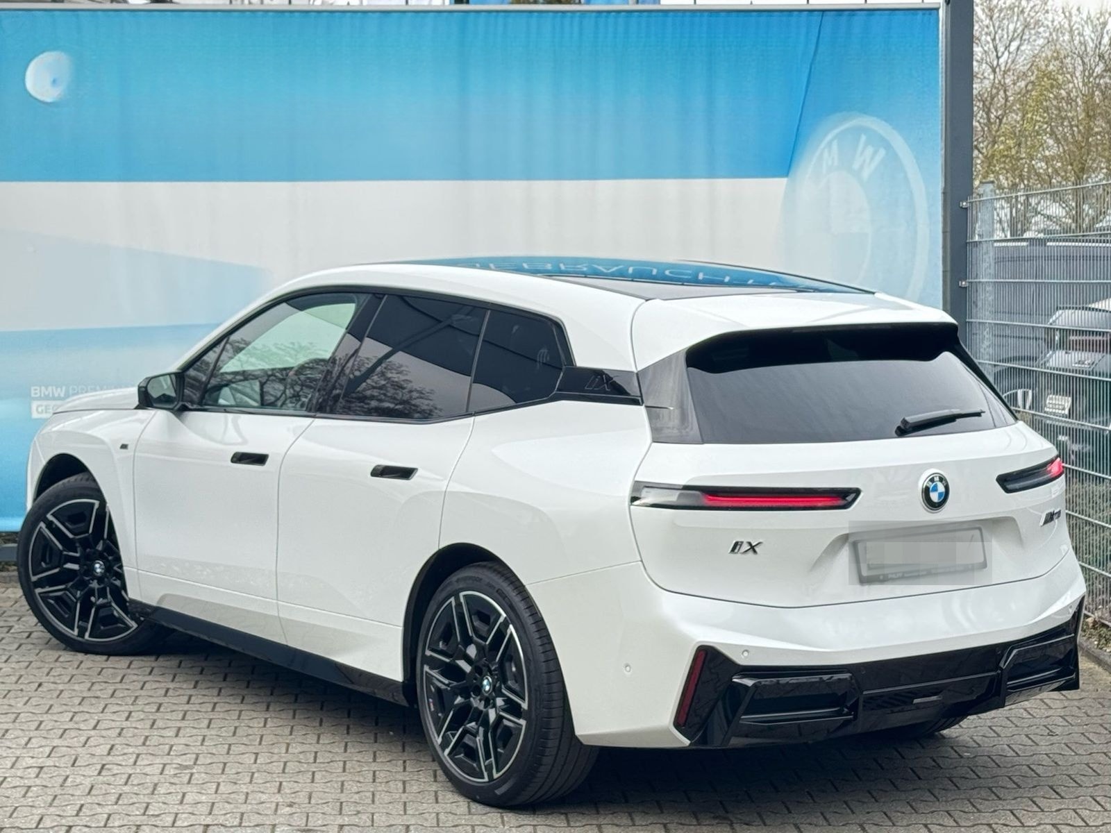 BMW iX M70 xDrive M Sport Pro B&W Pano AHK Autobahna foto 23