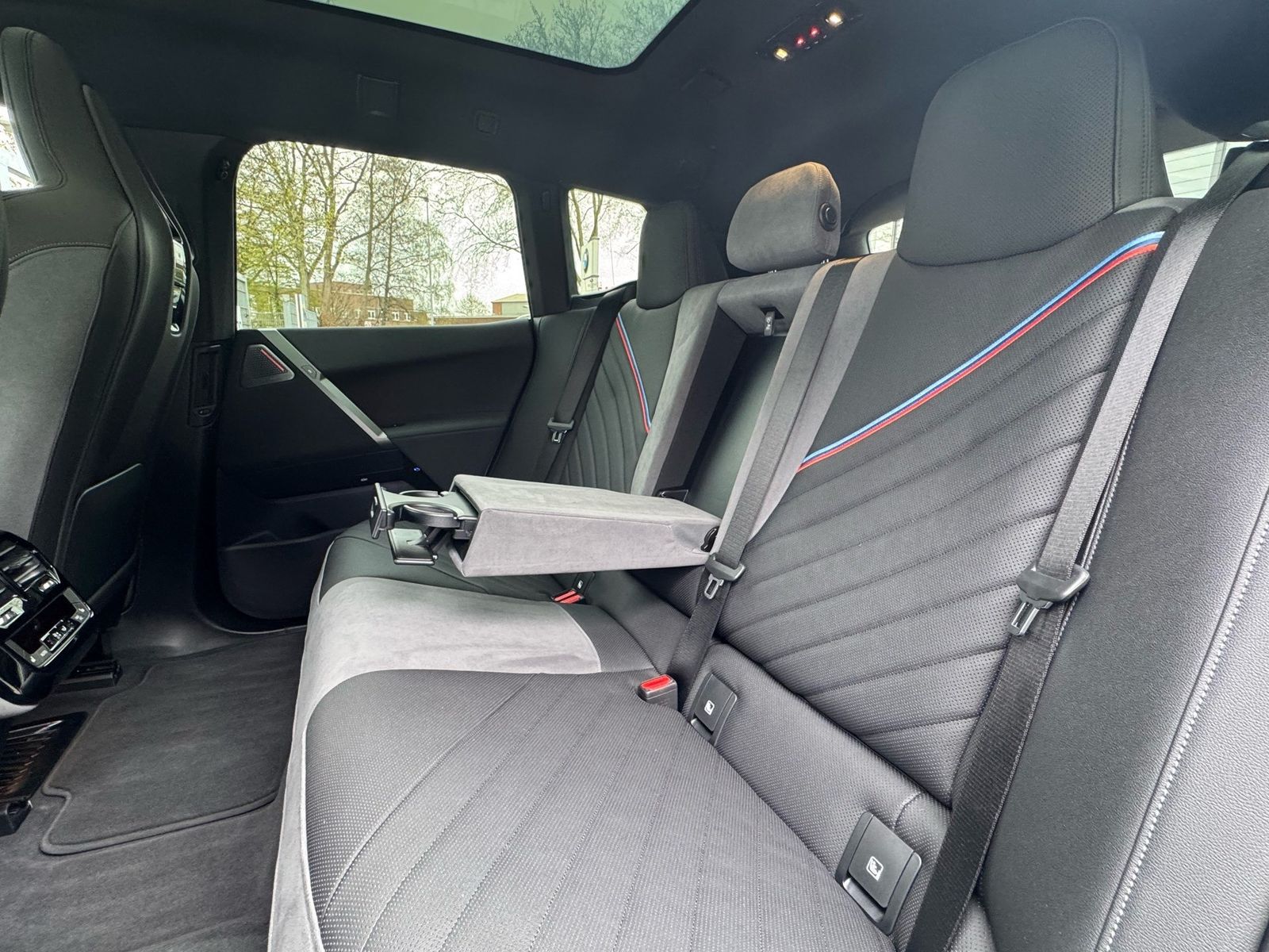 BMW iX M70 xDrive M Sport Pro B&W Pano AHK Autobahna foto 8