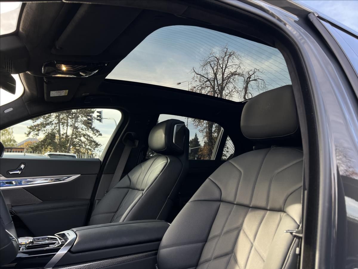 BMW 750 e xDrive M Sport foto 14