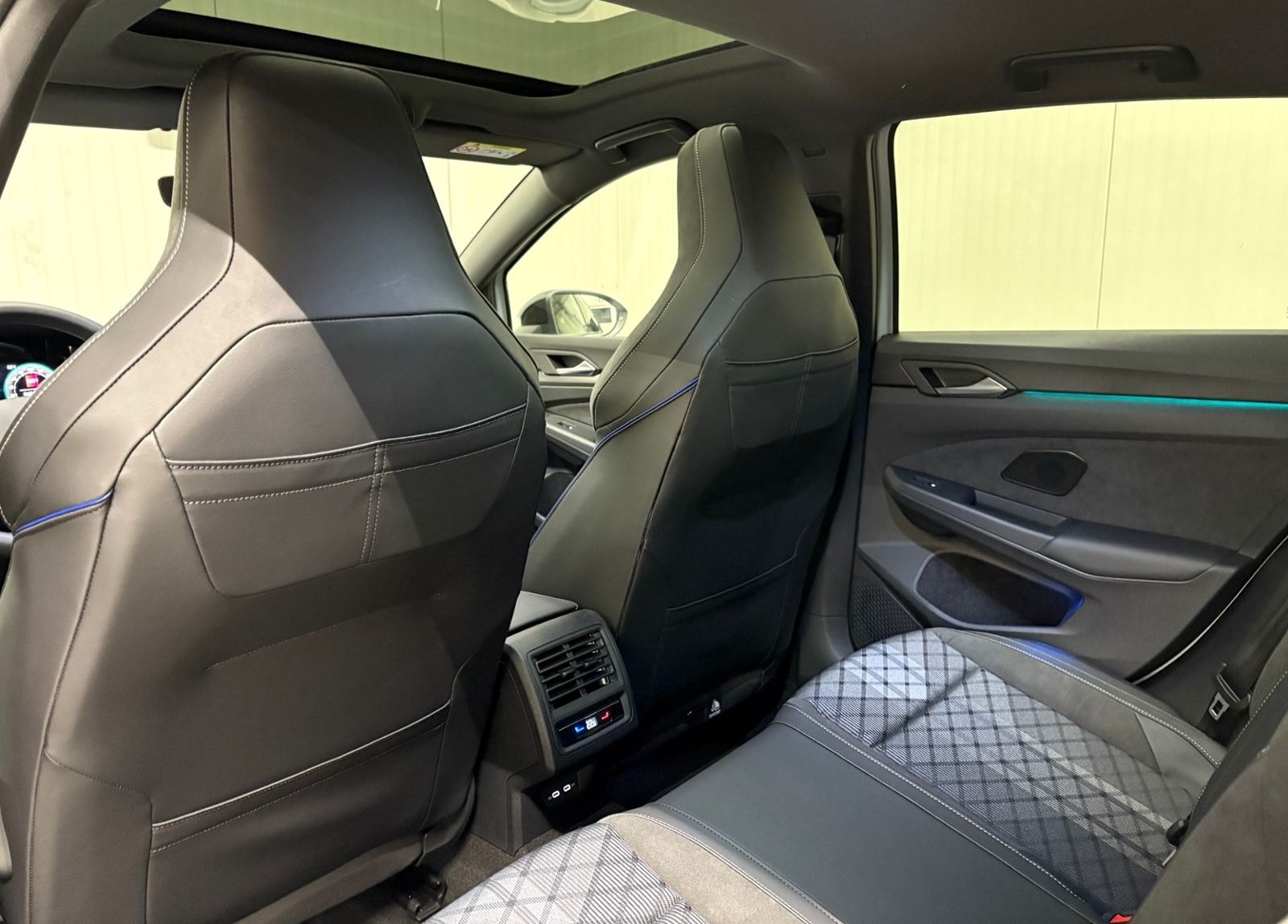 Volkswagen Golf VIII R-Line 2.0 TDI DSG IQ.LIGHT PANO NAVI foto 17