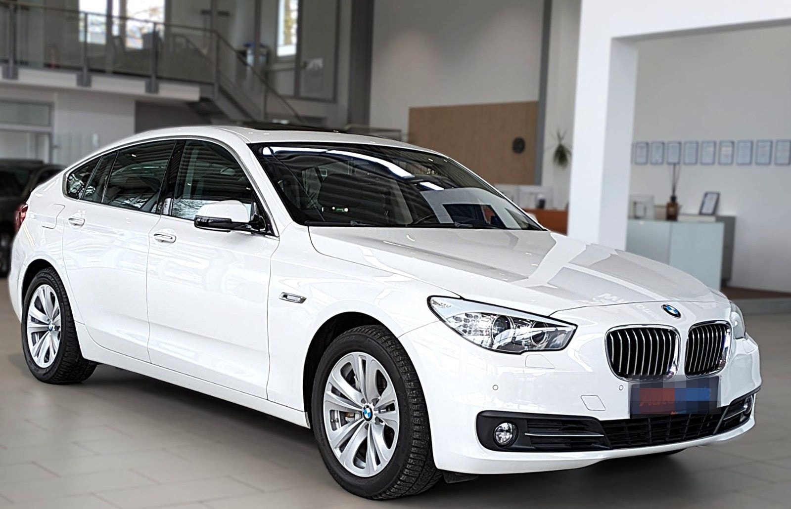 BMW 530d GT xDRIVE LEDER PANO NAVI HiFi HUD STANDH. foto 3
