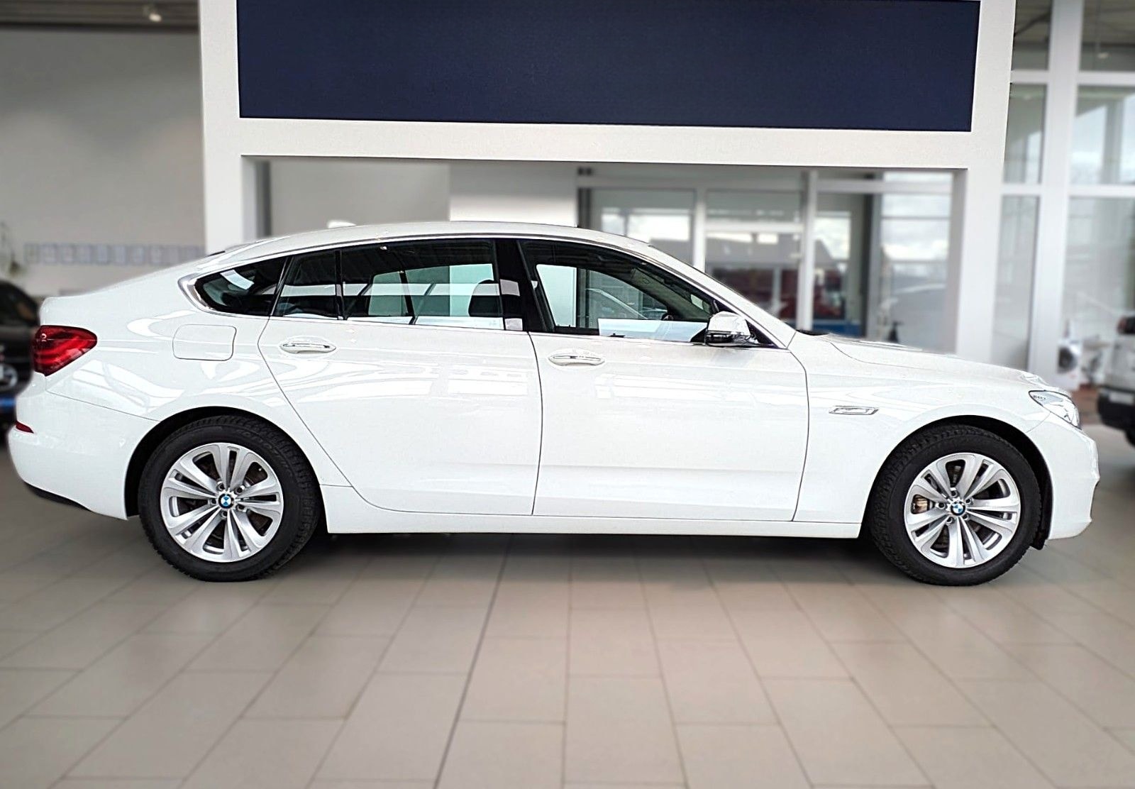 BMW 530d GT xDRIVE LEDER PANO NAVI HiFi HUD STANDH. foto 10