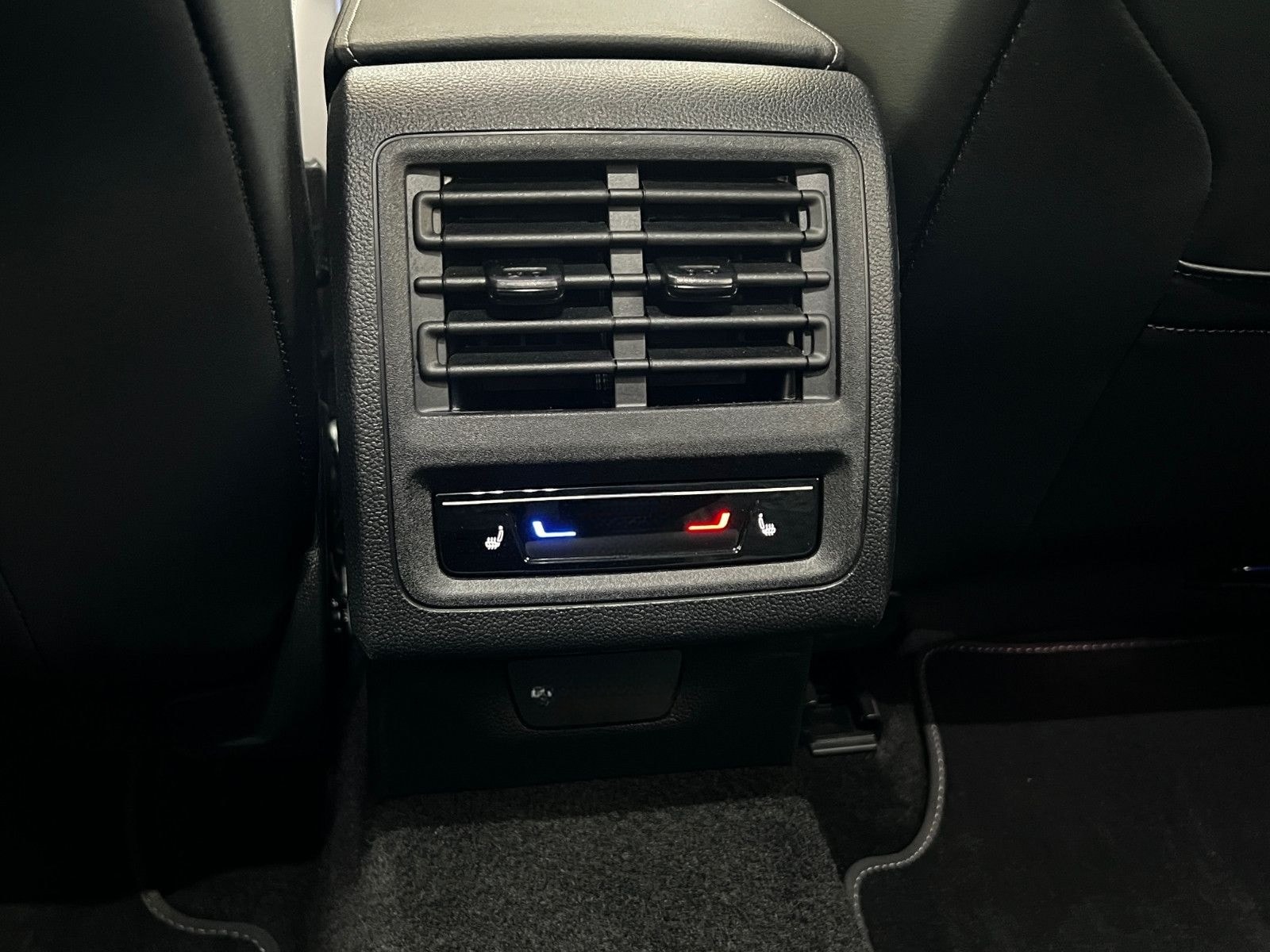 Volkswagen Golf VIII 2.0 TDI DSG R-Line Navi ACC Pano STHZ foto 21