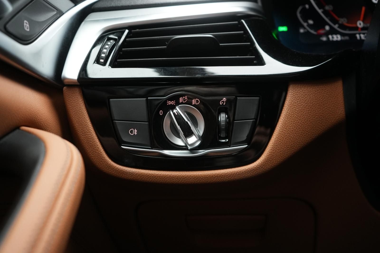 BMW 520 i Touring Leder/ACC/Kamera/HUD/Carplay foto 23