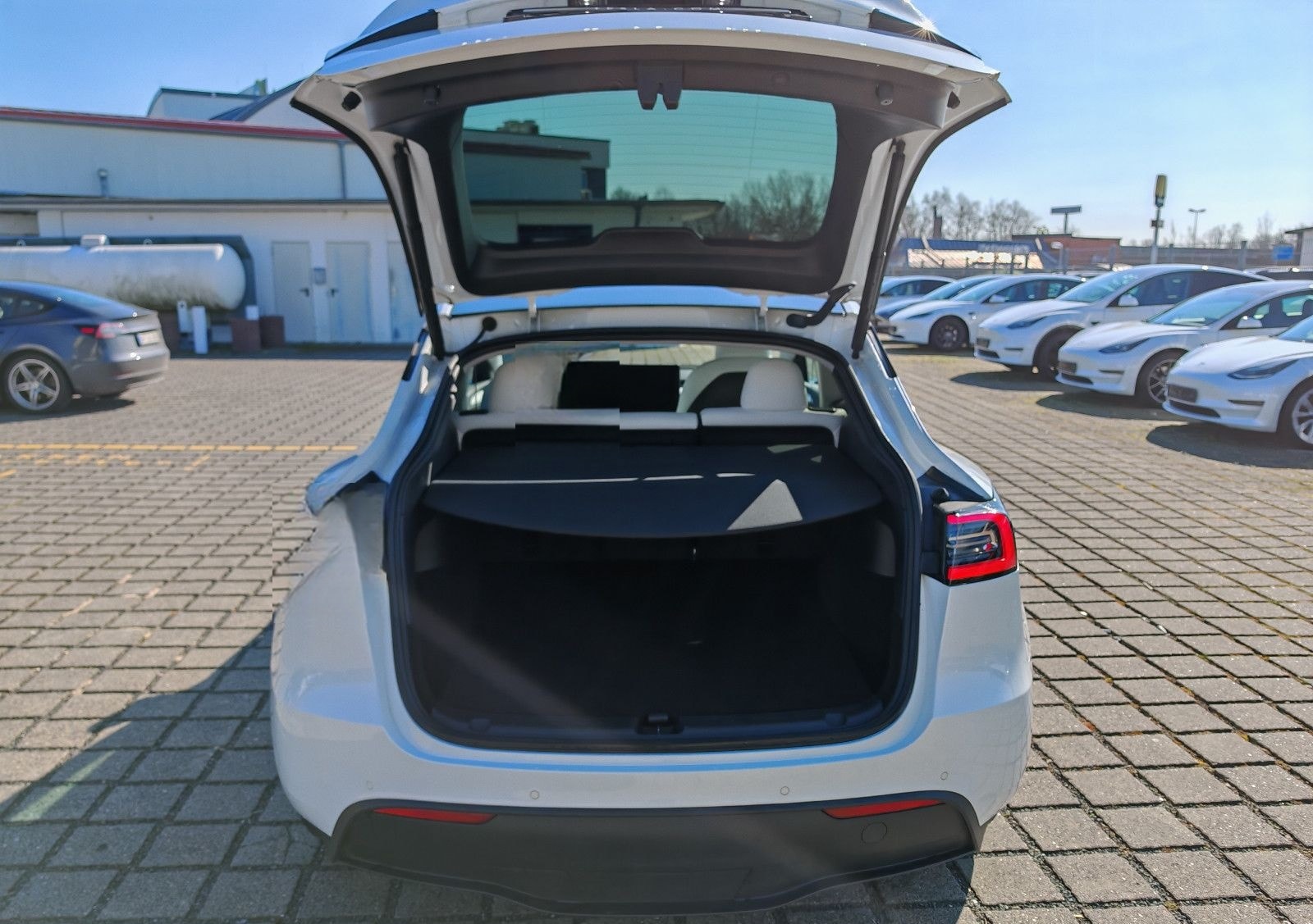 Tesla Model Y LongRange AWD / white leather foto 8
