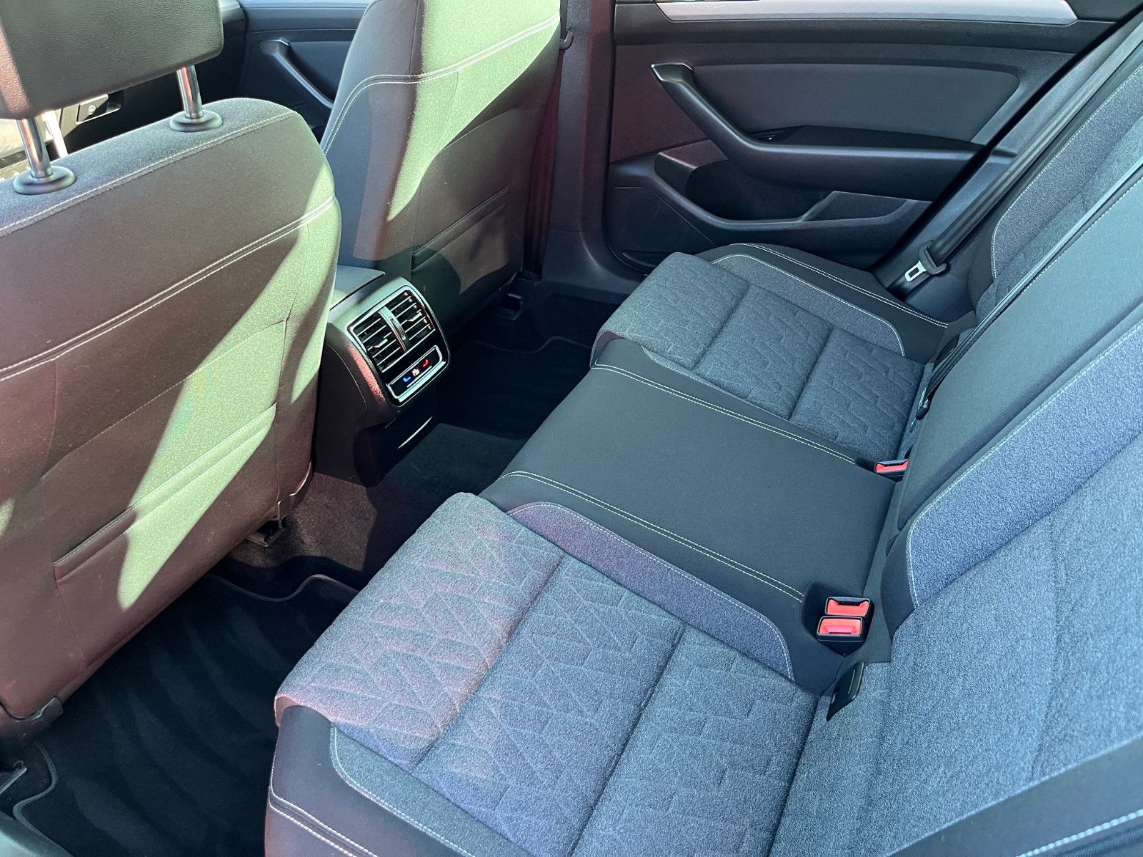 Volkswagen Passat Variant Business mit AHK+LED+NAVI foto 14