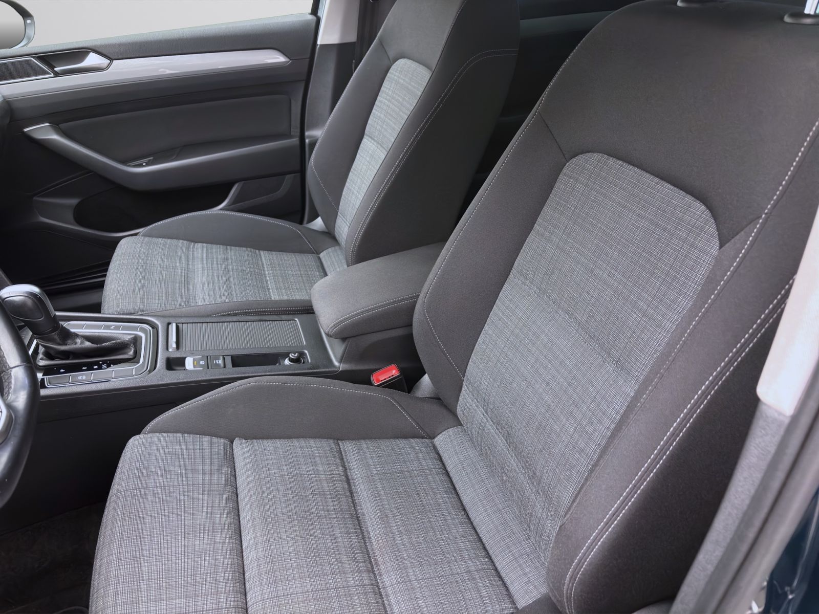 Volkswagen Passat Variant 1.5 TSI DSG BUSINESS AHK NAVI SIT foto 9