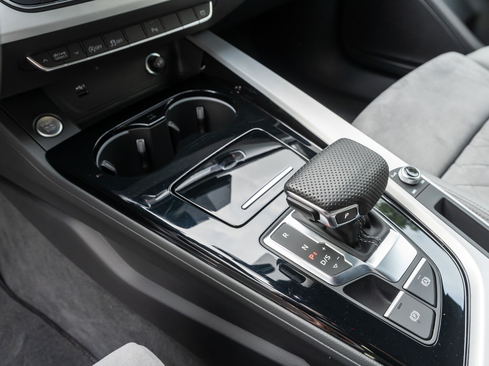 Audi A4 Avant S line 40TDI quattro NAVI MATRIX AHK RF foto 14