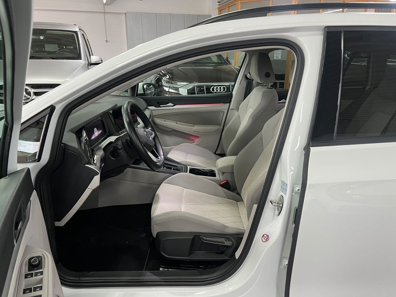 Volkswagen Golf VIII Variant 2.0 TDI Life AHK+L&S+KAM+LED foto 19