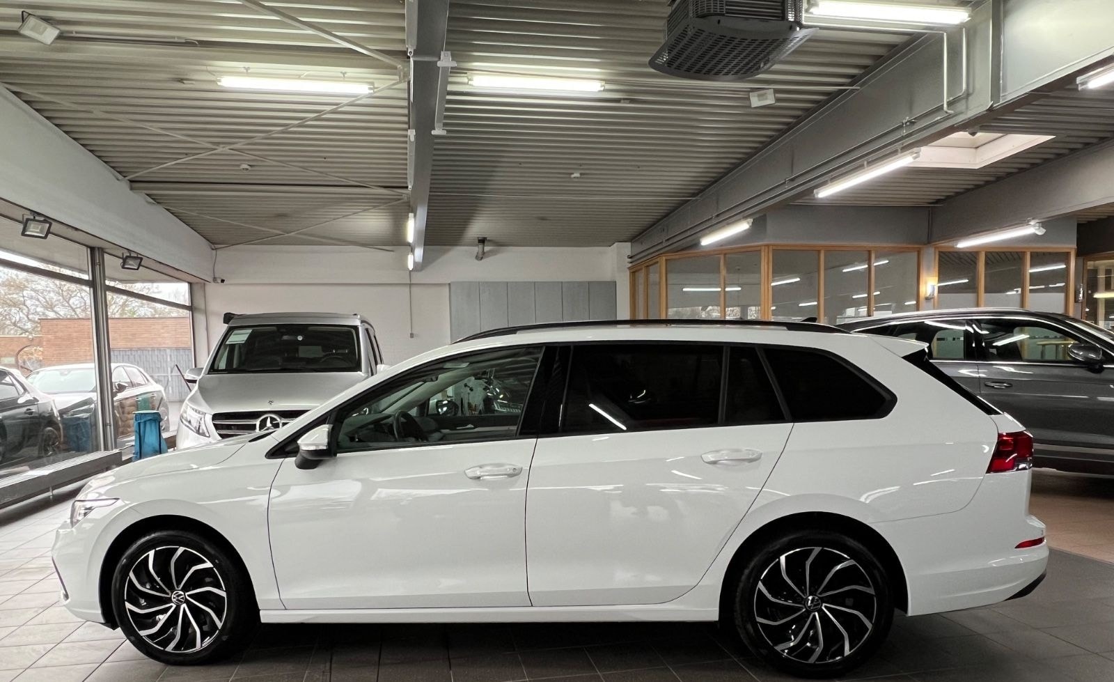 Volkswagen Golf VIII Variant 2.0 TDI Life AHK+L&S+KAM+LED foto 4