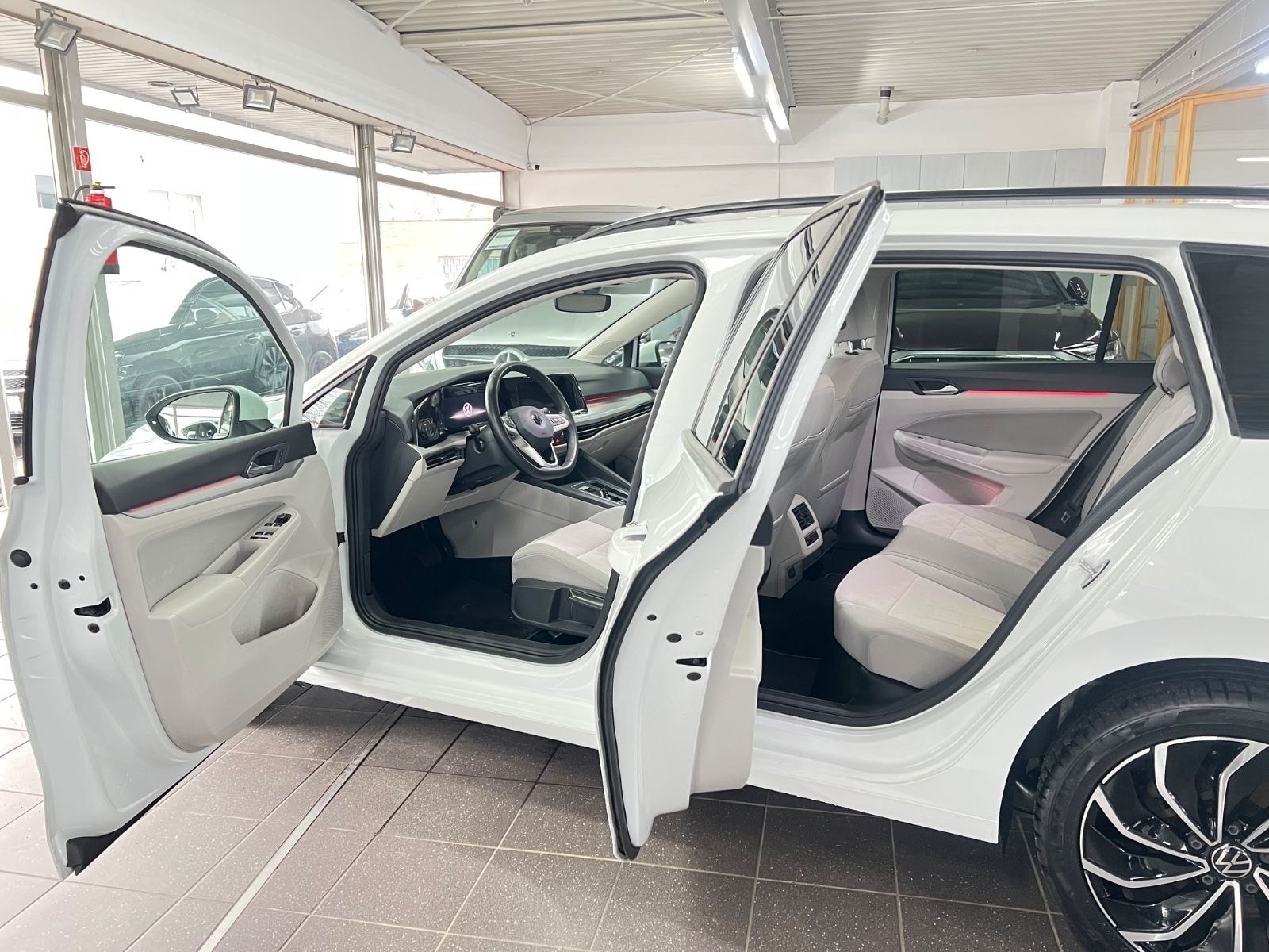 Volkswagen Golf VIII Variant 2.0 TDI Life AHK+L&S+KAM+LED foto 5