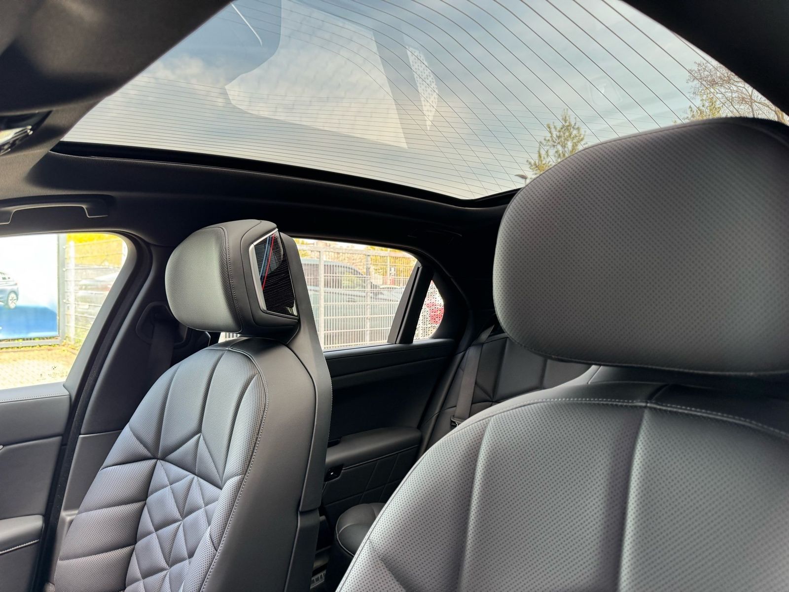 BMW 740d xDrive M Sport PanoSky StHzg Autobahnas 21z foto 18