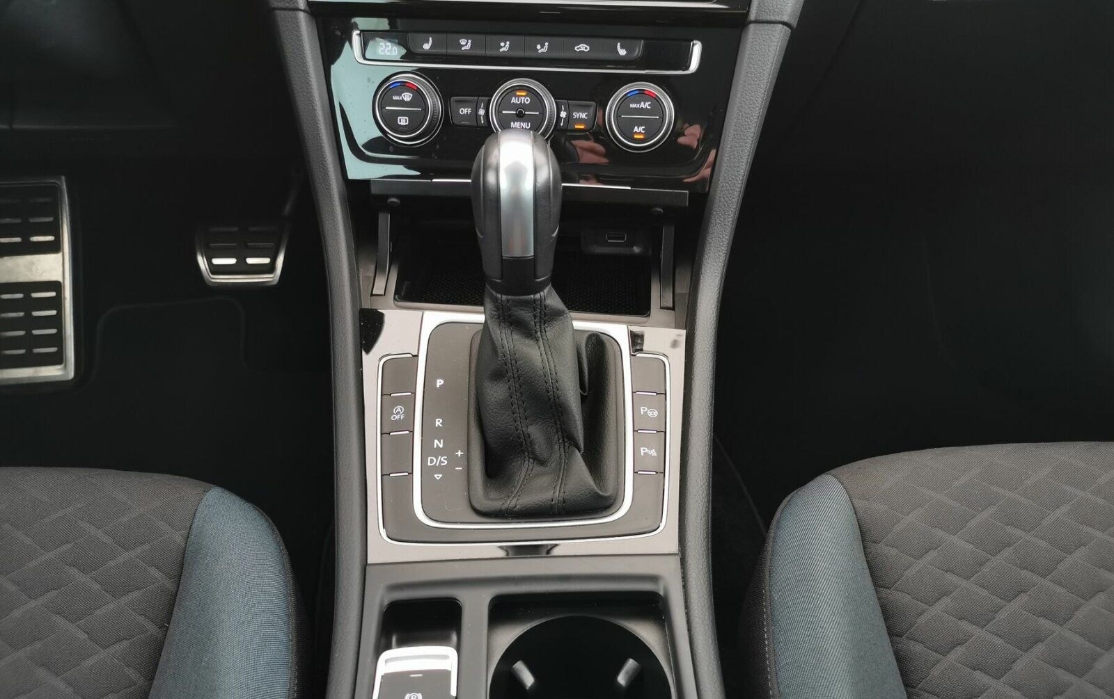 Volkswagen Golf VII 1.5 TSI IQ.DRIVE OPF BLUETOOTH+ACC+SHZ+ foto 16