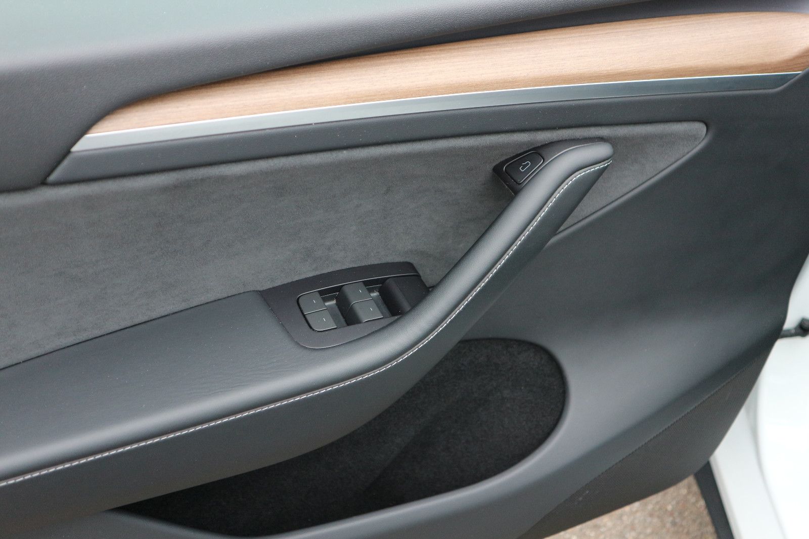 Tesla Model Y Long Range Dual AWD Heckspoiler Leder foto 13