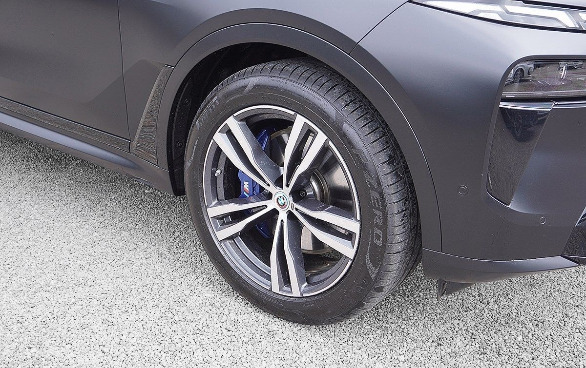 BMW X7 M60i Frozen Black LCI AHK Carbon SkyLounge AC foto 2