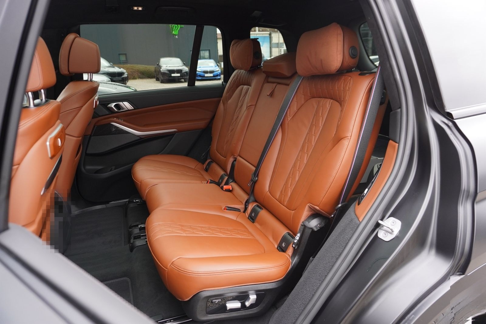 BMW X7 M60i Frozen Black LCI AHK Carbon SkyLounge AC foto 18