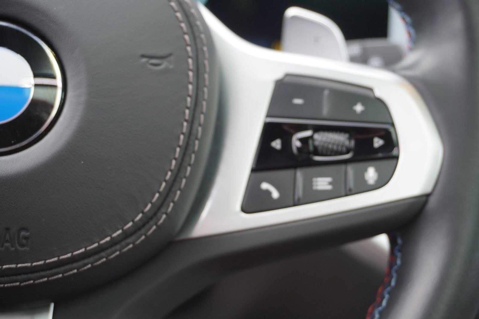 BMW X7 M60i Frozen Black LCI AHK Carbon SkyLounge AC foto 10