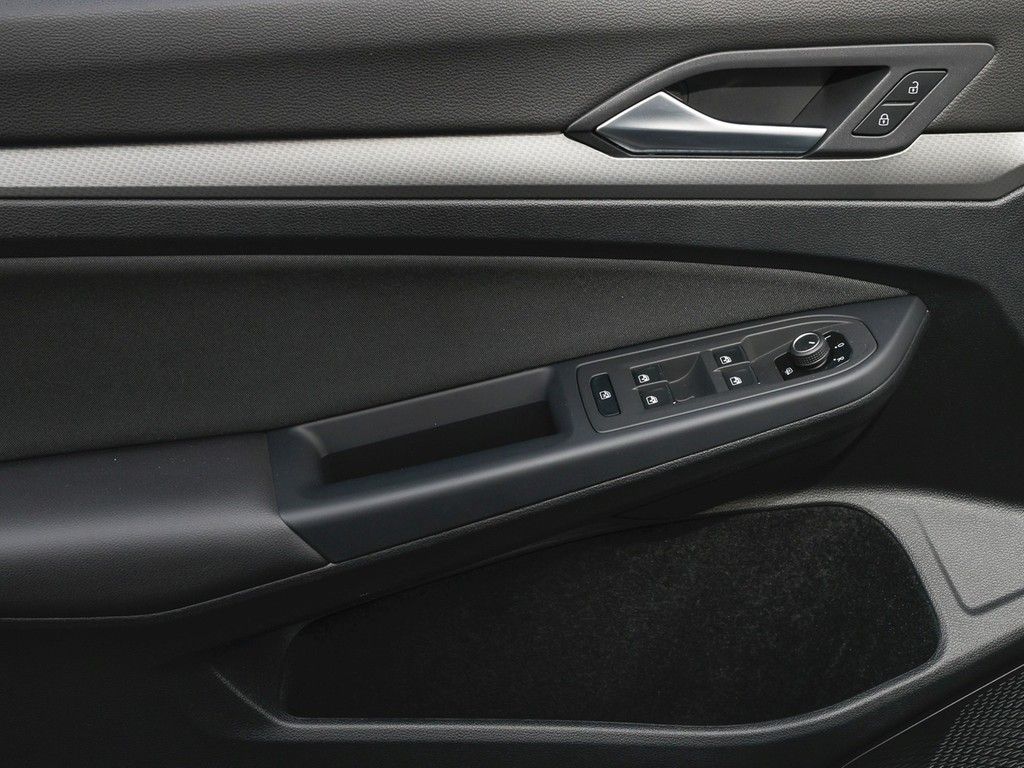 Volkswagen Golf VIII Lim. 1.5 TSI Active *Navi*Kamera*HuD* foto 17