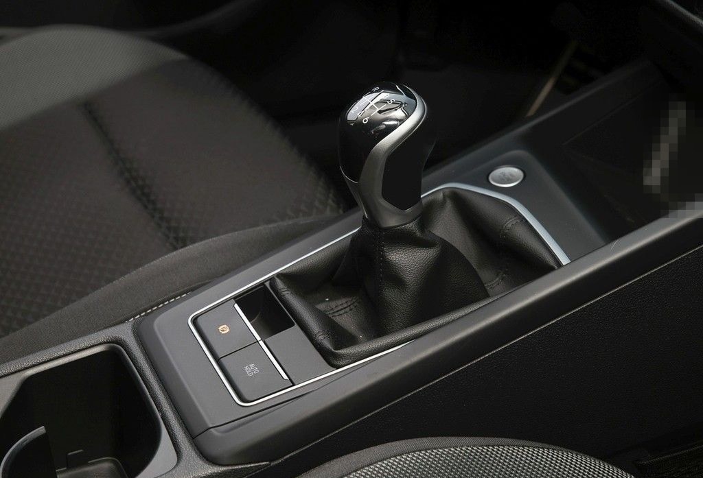 Volkswagen Golf VIII Lim. 1.5 TSI Active *Navi*Kamera*HuD* foto 9