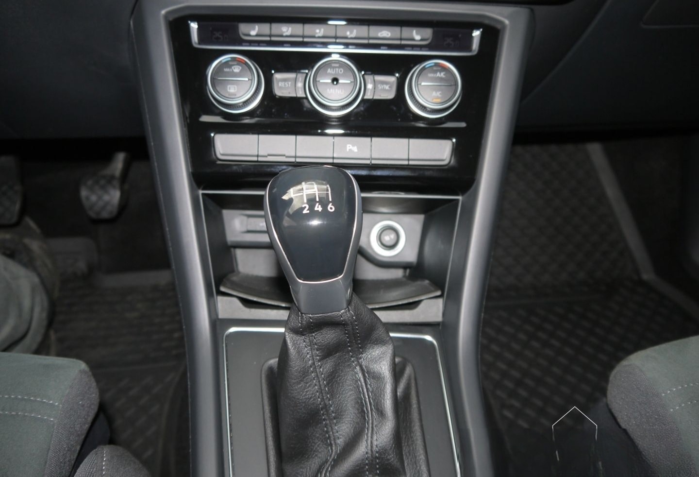 Volkswagen Touran 2.0 TDI Comfortline NAVI LEC ACC foto 12