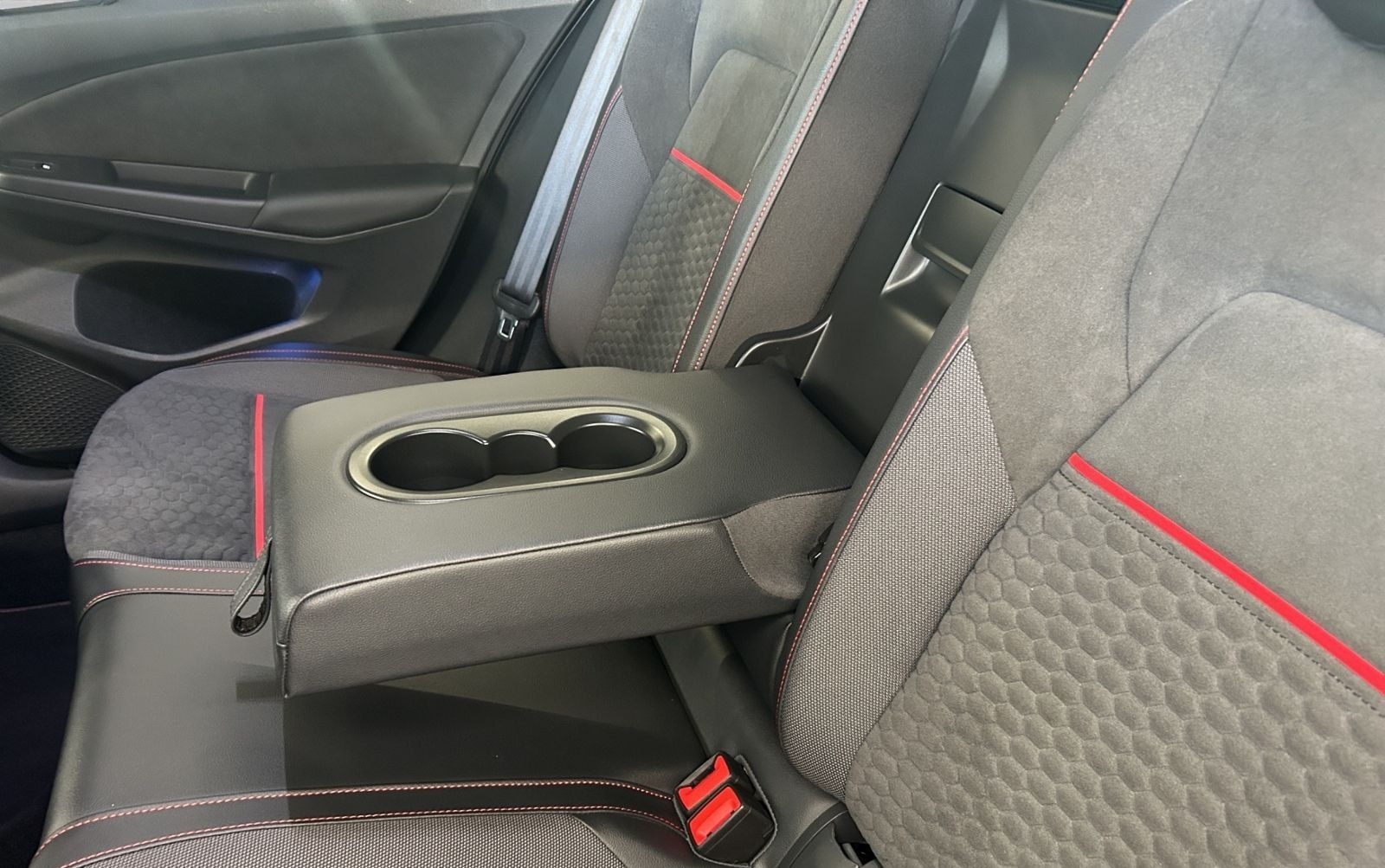 Volkswagen Golf VIII GTI Clubsport 2.0 TSI +DSG+BLACK+NAVI foto 14