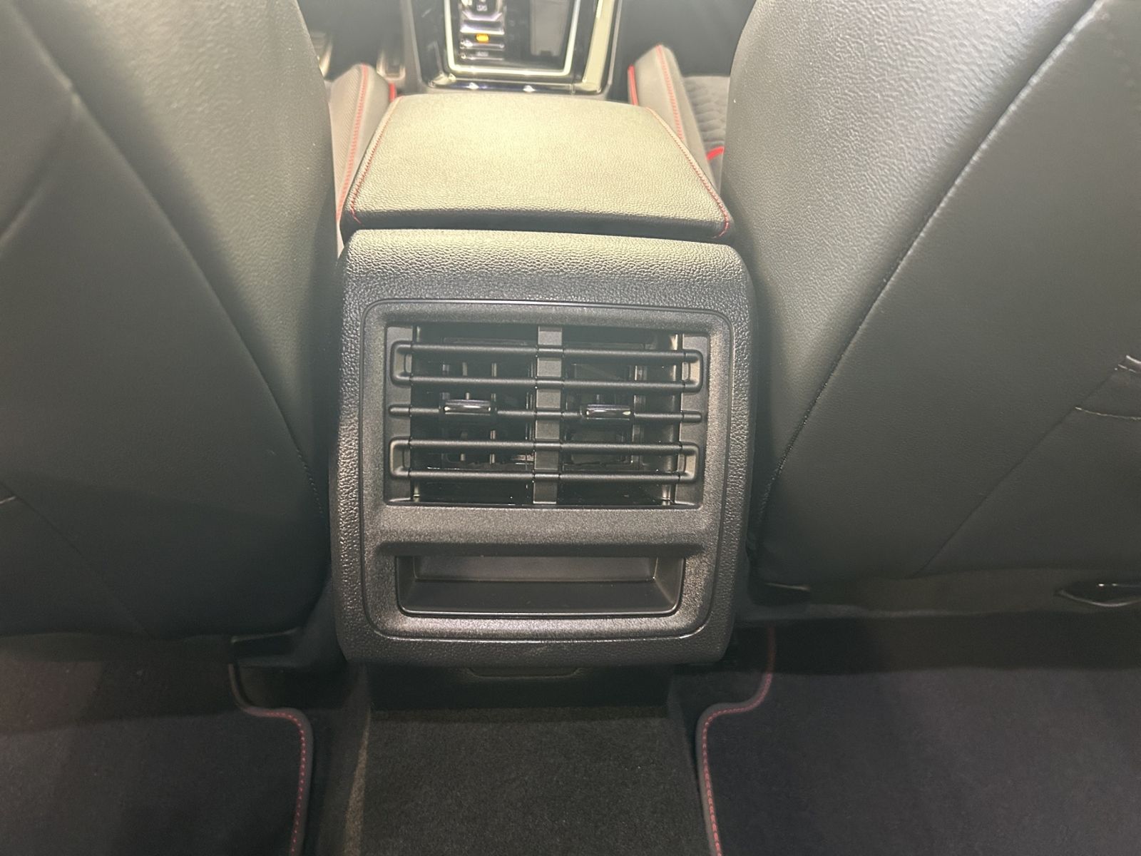 Volkswagen Golf VIII GTI Clubsport 2.0 TSI +DSG+BLACK+NAVI foto 15