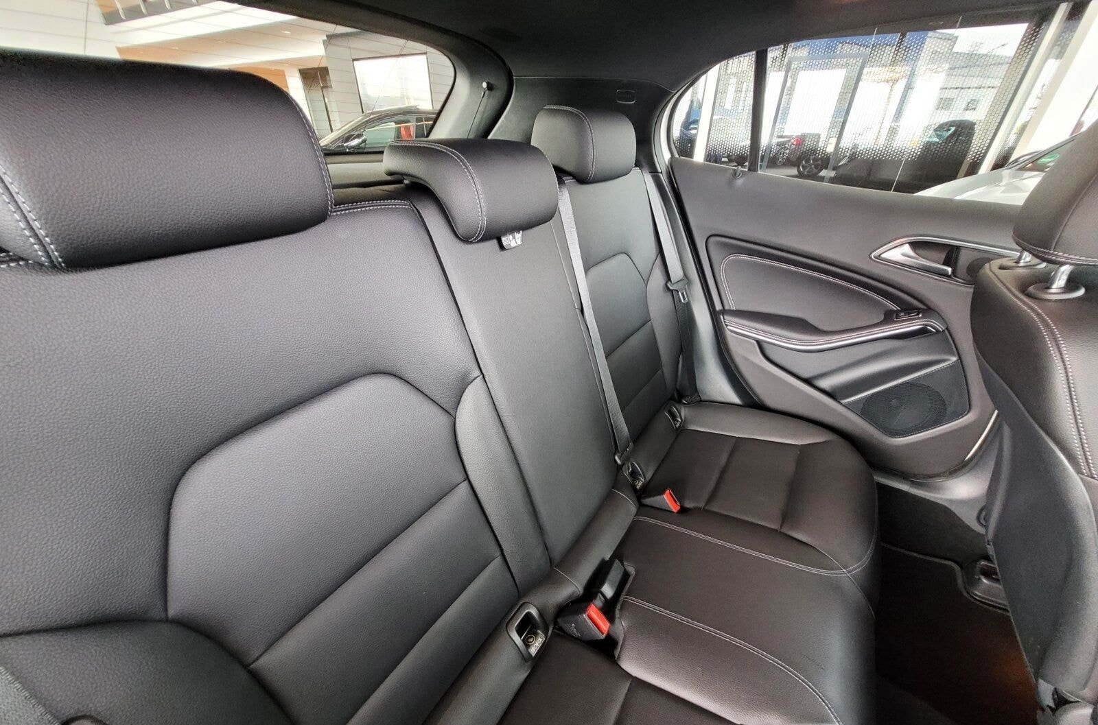 Mercedes-Benz GLA 250 4M URBAN TWA NAVI PANO LED RFK SPIEGEL.P foto 11