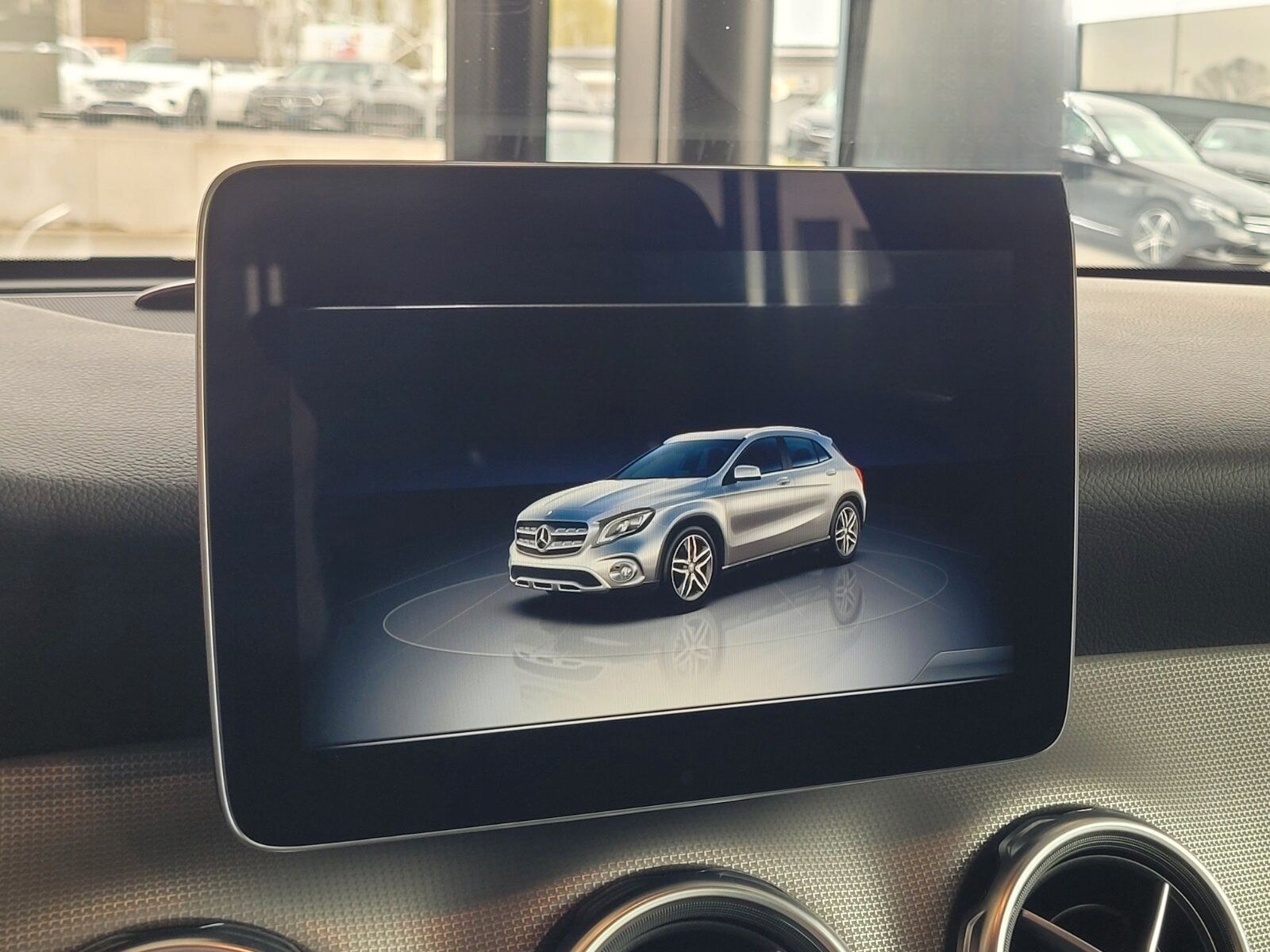 Mercedes-Benz GLA 250 4M URBAN TWA NAVI PANO LED RFK SPIEGEL.P foto 13