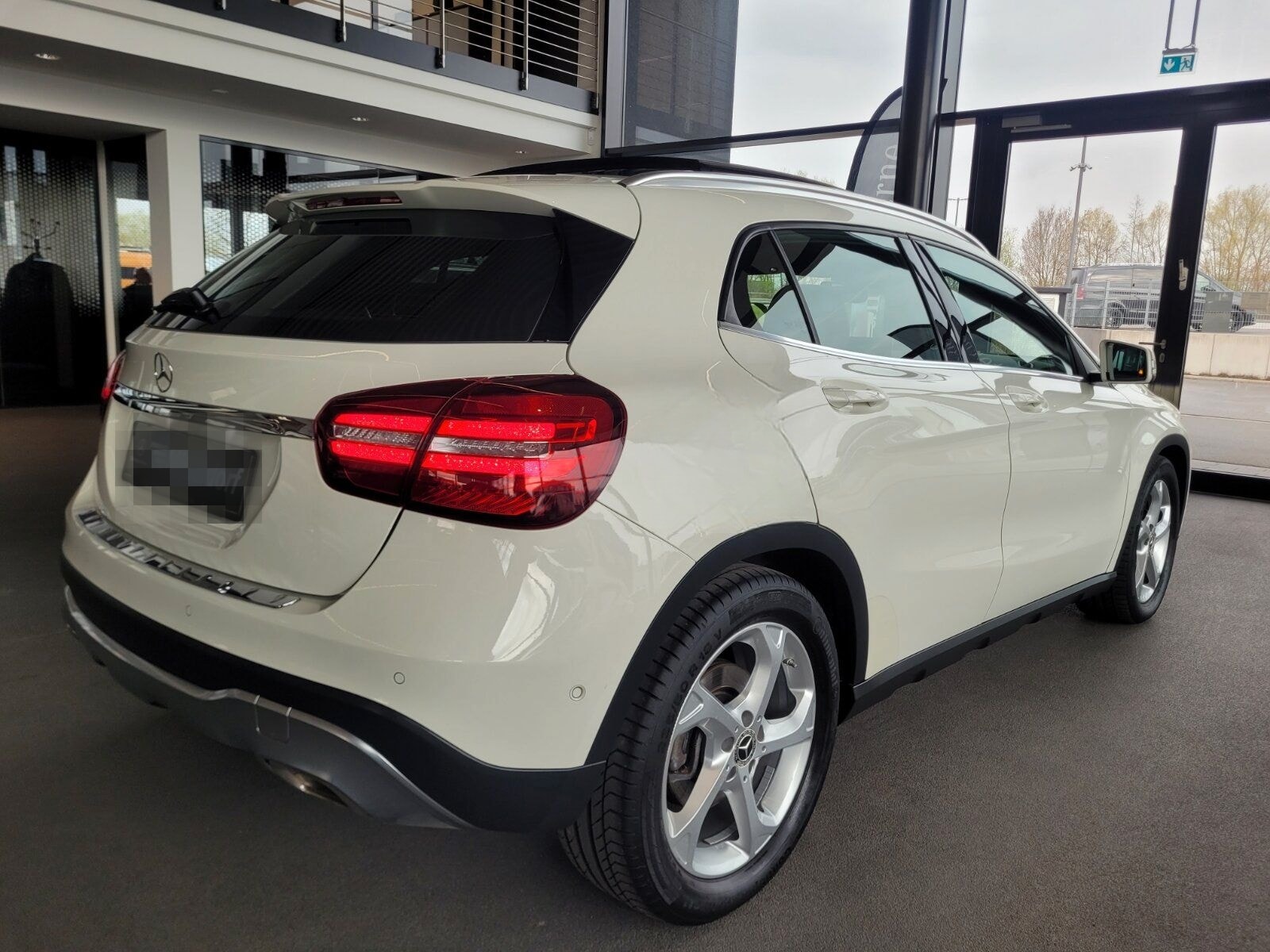 Mercedes-Benz GLA 250 4M URBAN TWA NAVI PANO LED RFK SPIEGEL.P foto 4