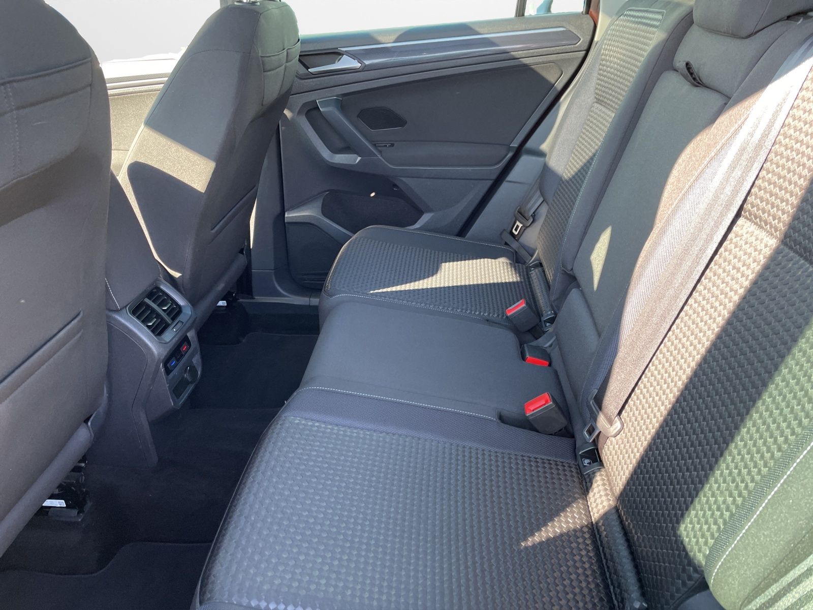 Volkswagen Tiguan 1.5 TSI DSG United  Panodach AHK Navi LED foto 12