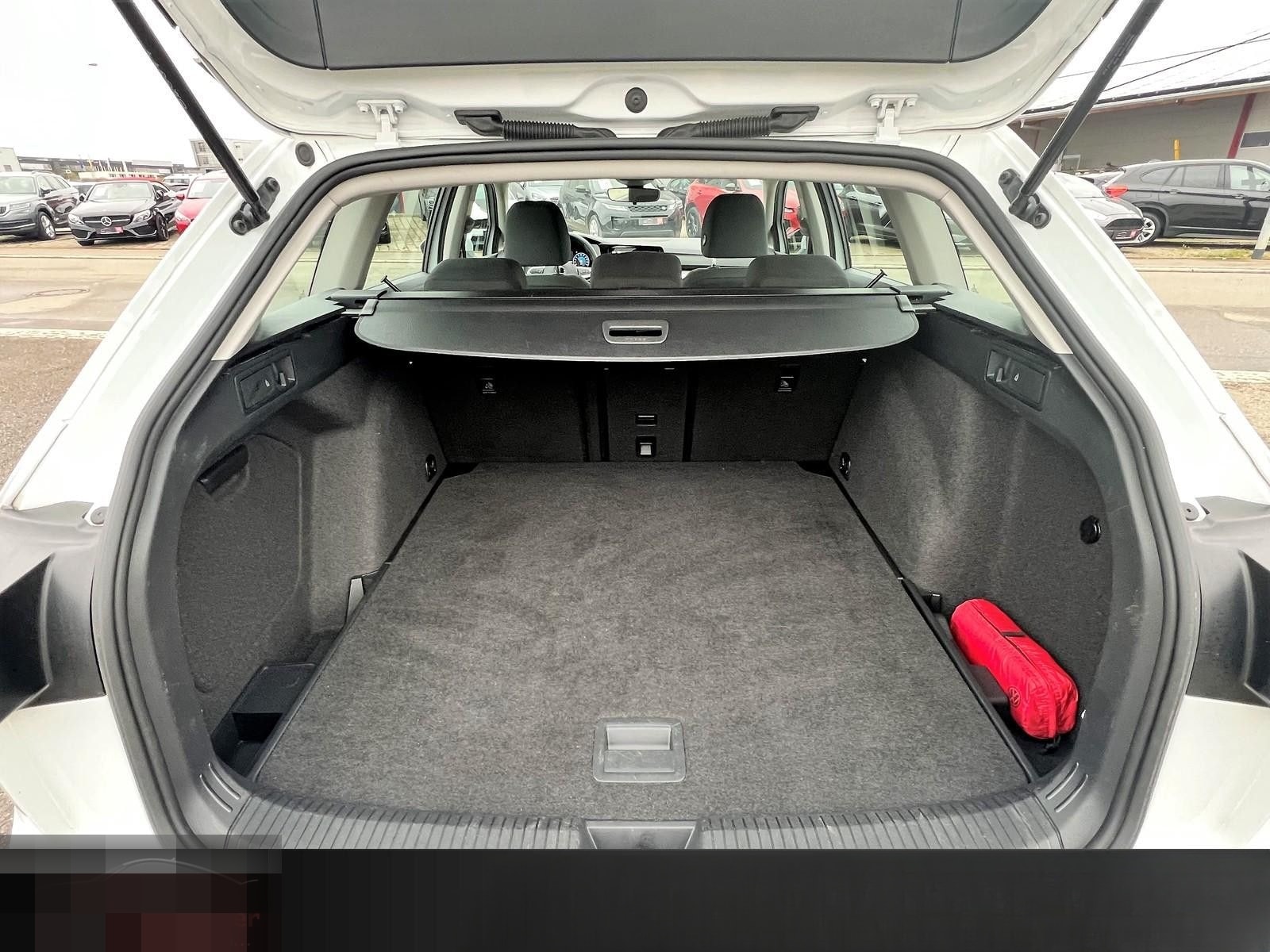 Volkswagen Golf VIII Variant Life eTSI ACC|LED|CARPLAY|NAV foto 16