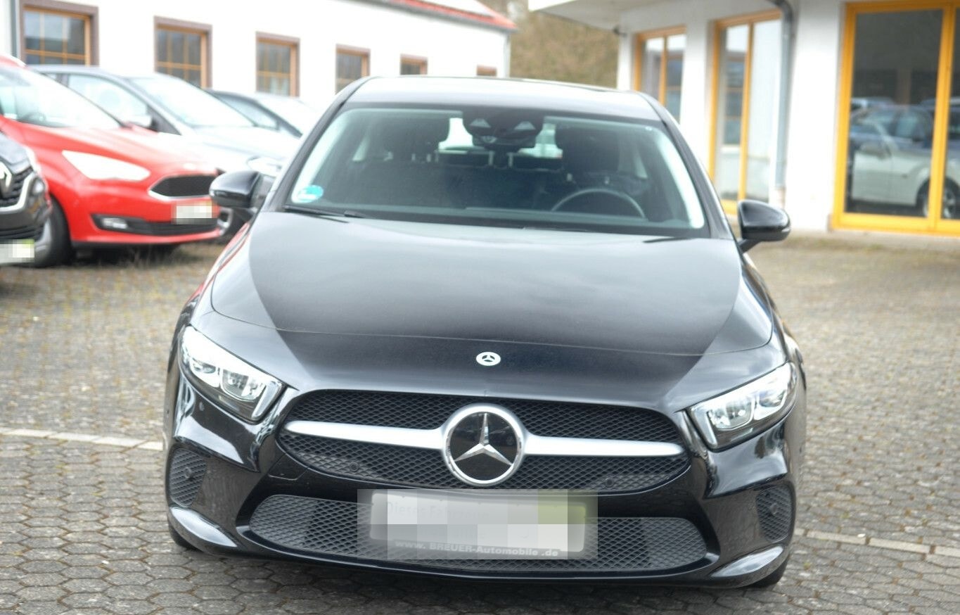 Mercedes-Benz A 180 Automatik DISTRONIC Navi LED Klimaautomati foto 3
