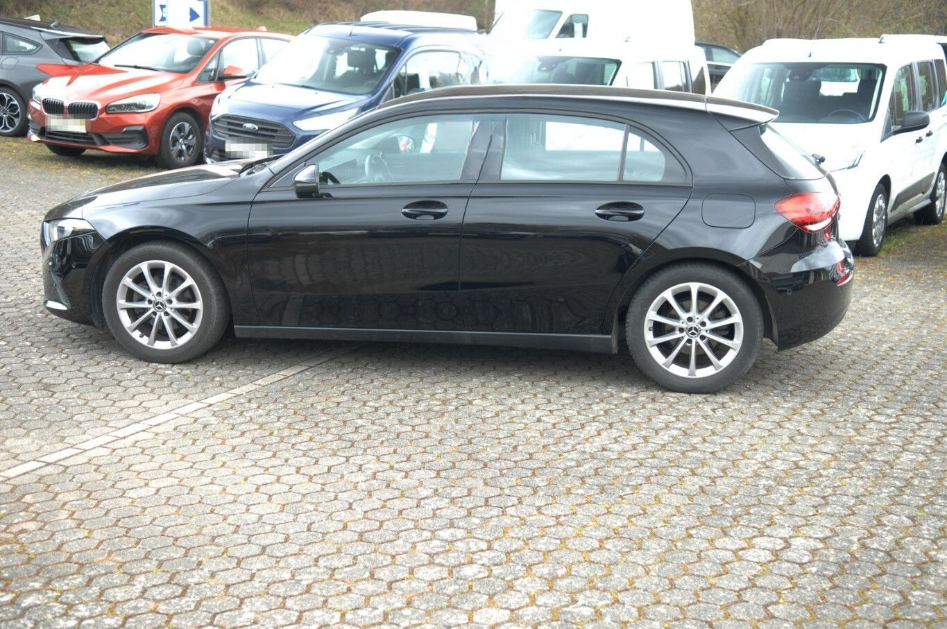 Mercedes-Benz A 180 Automatik DISTRONIC Navi LED Klimaautomati foto 5