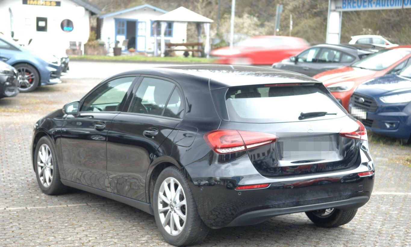 Mercedes-Benz A 180 Automatik DISTRONIC Navi LED Klimaautomati foto 6