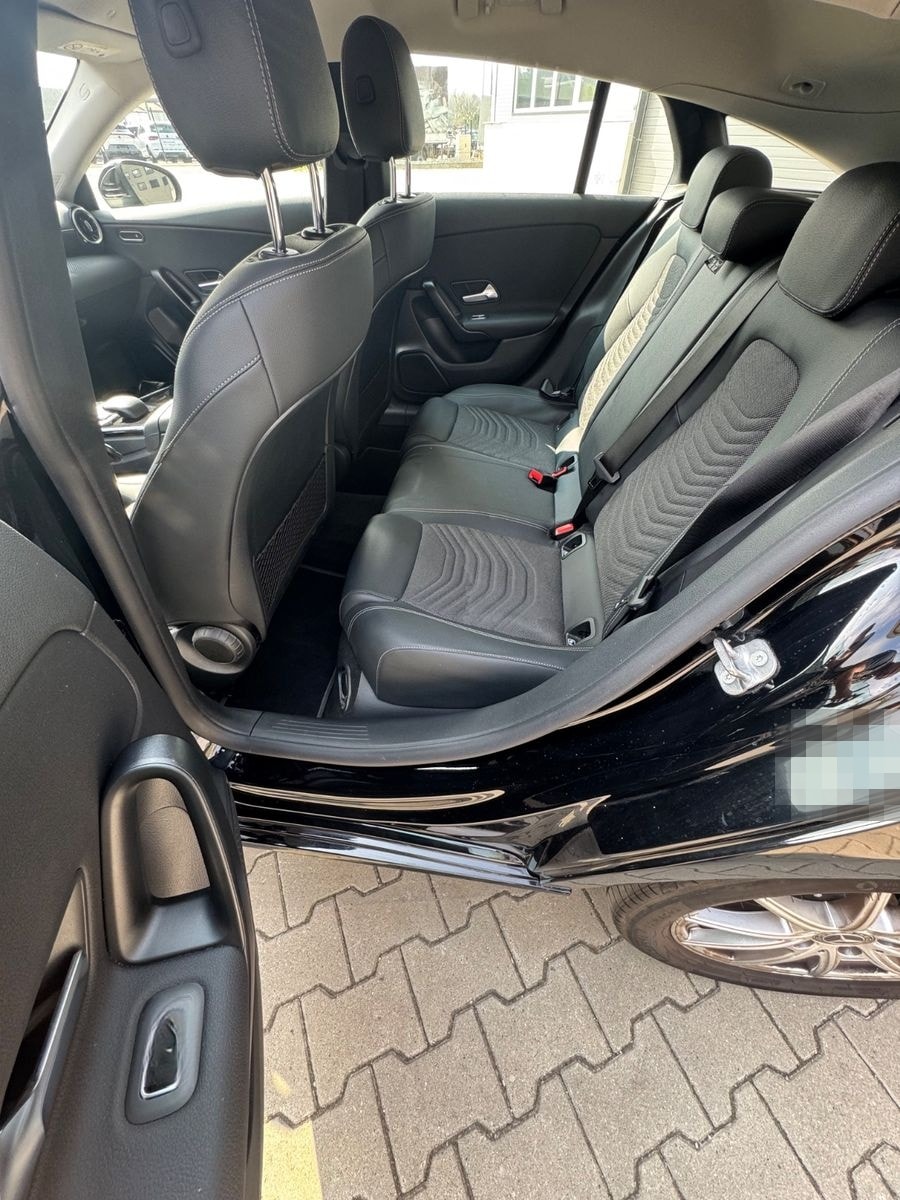 Mercedes-Benz CLA 180 Shooting Brake Motor 1,332 cm  Coc Leder foto 12