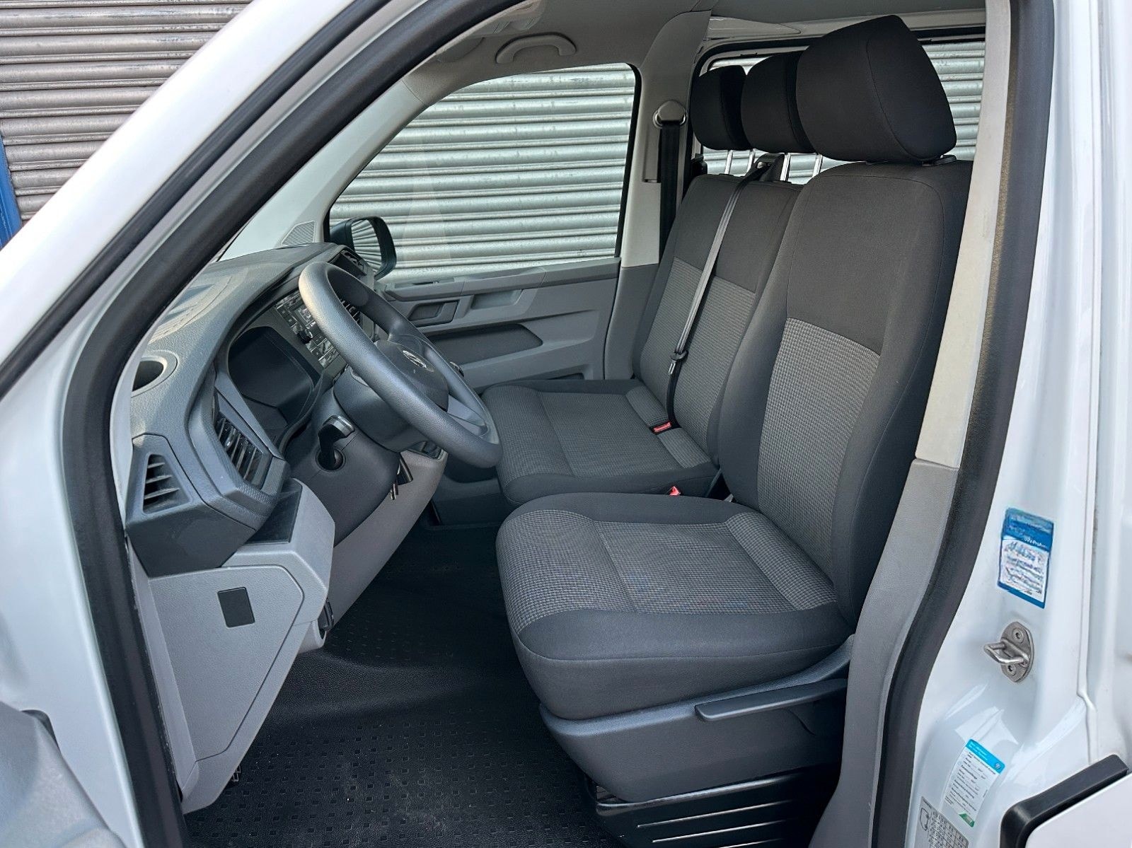 Volkswagen T6.1 Transporter*LANG*9-SITZE*2xKLIMA*PDC*AHK* foto 12